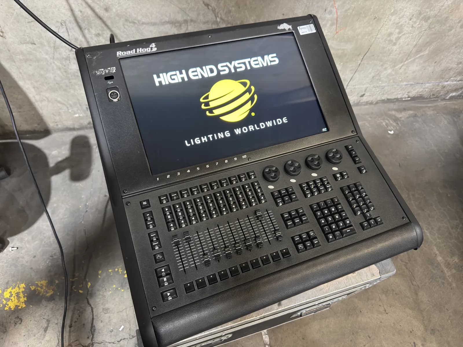 high-end-systems-road-hog4-commercial-lighting-console-board-with-rolling-hard-shell-case-mnnvwcnl
