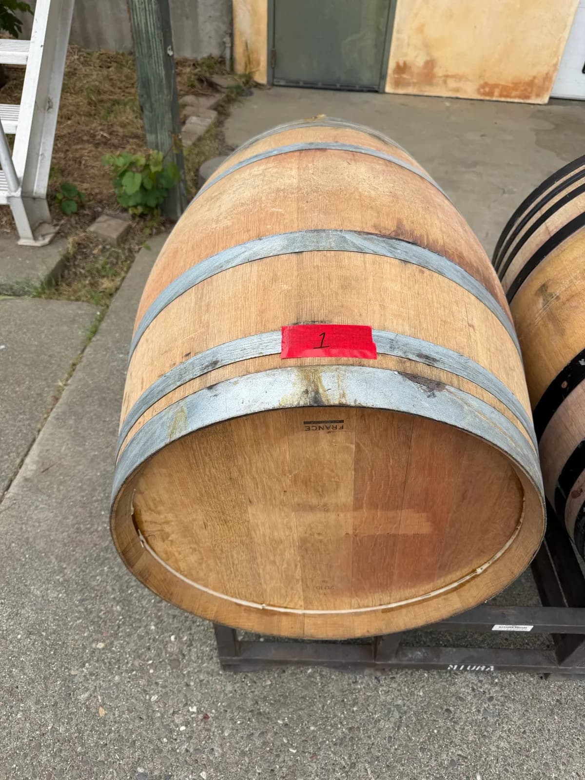 oak-wine-barrel-with-metal-bands-59-gallon-capacity-0102-1774990668450-mnf3m55u