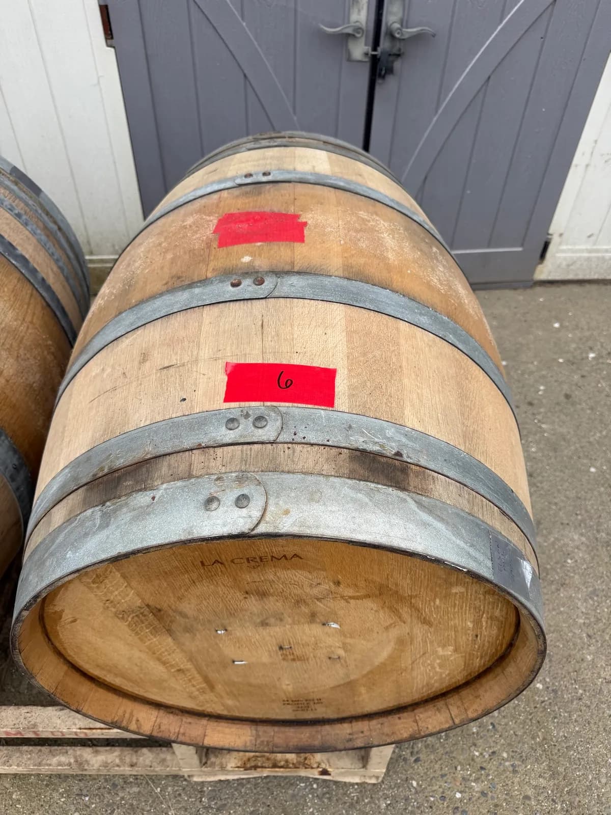 oak-wine-barrel-with-metal-bands-59-gallon-capacity-0106-1774990669596-mnf3m61p