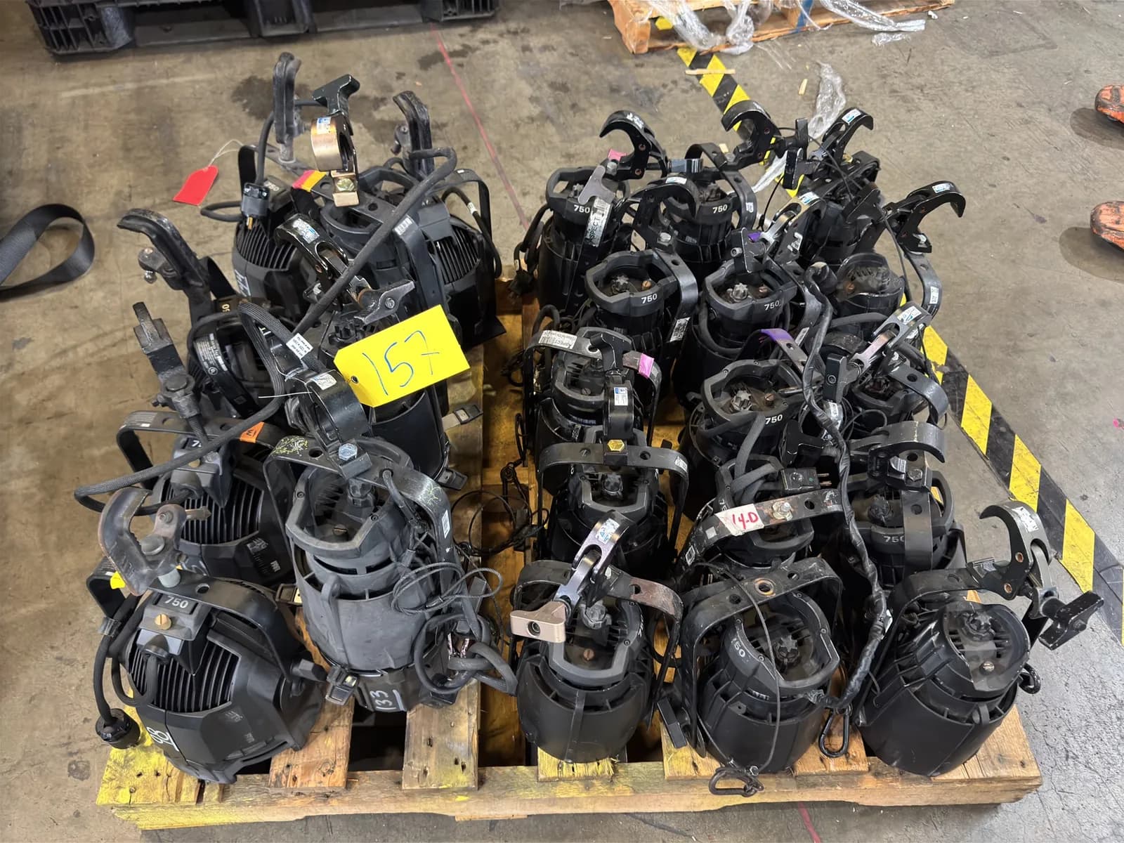 23-assorted-etc-120v-par-lighting-fixtures-a561ae