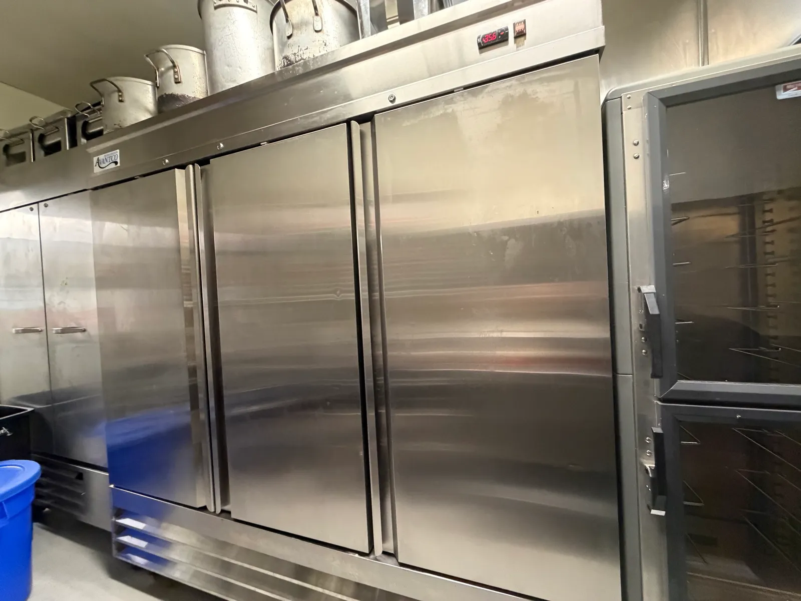 avantco-3-door-refrigeration-unit-e90b15