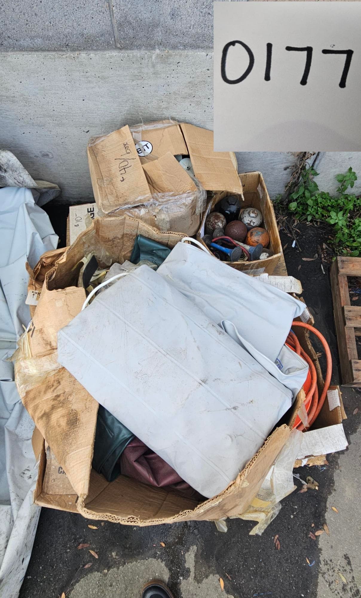 contents-of-pallet-heavy-duty-extension-cords-inflatable-raft-and-more-mni7l2nk