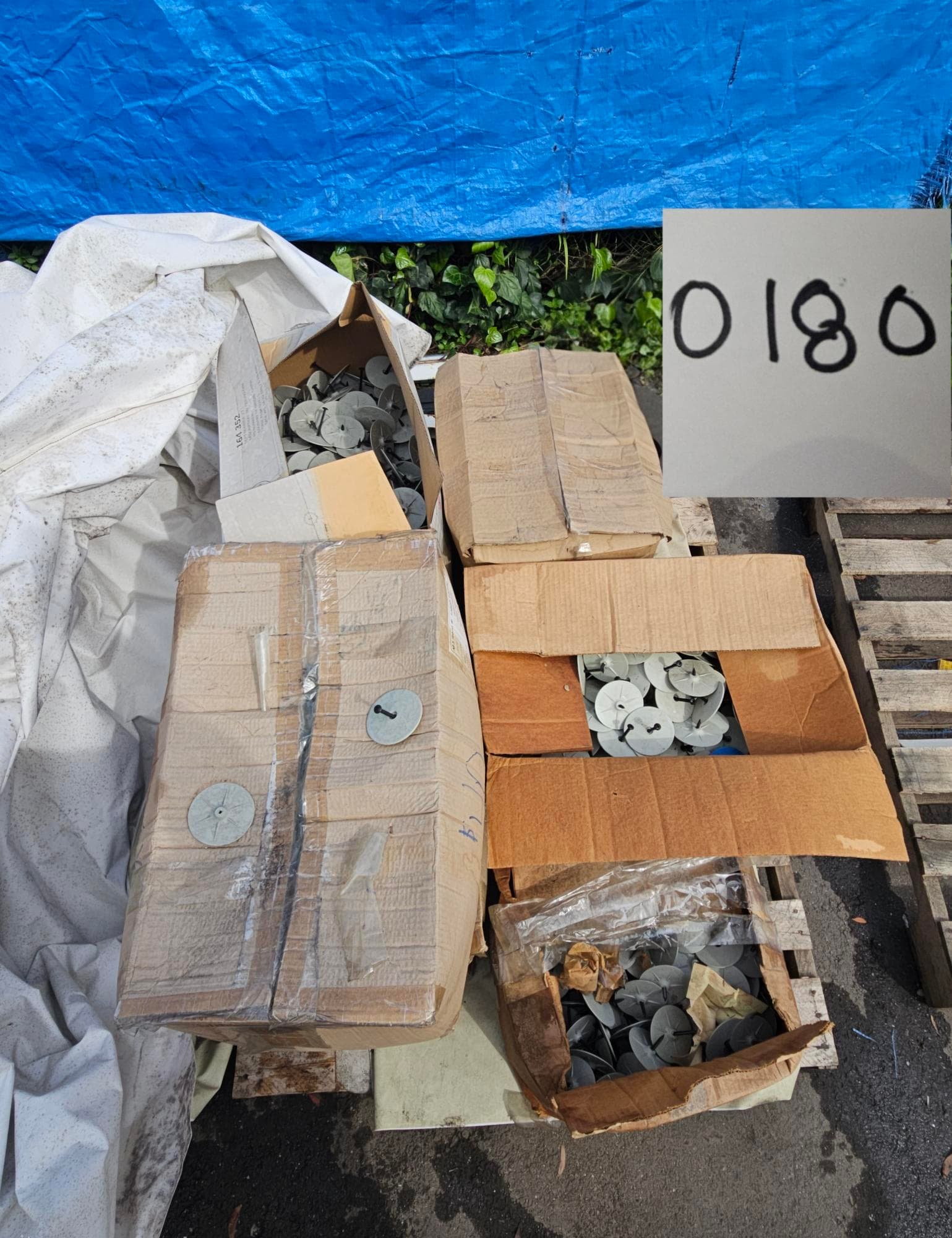 contents-of-pallet-boxes-of-roofing-nails-mni7c3hd