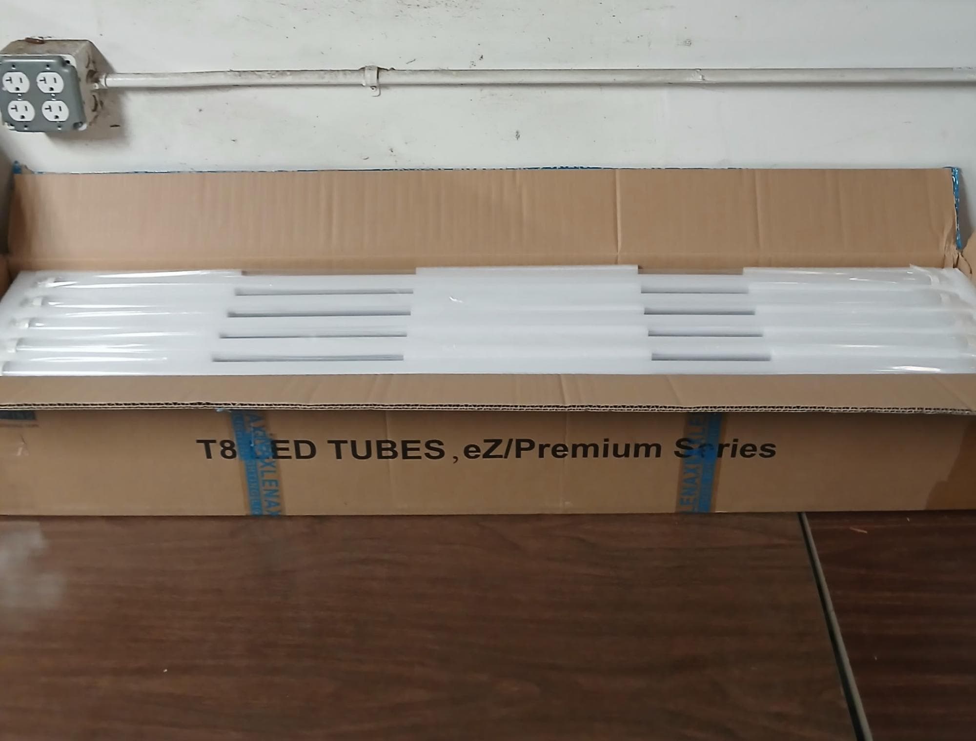 5-boxes-of-axlen-tube-lights-mni5ftct