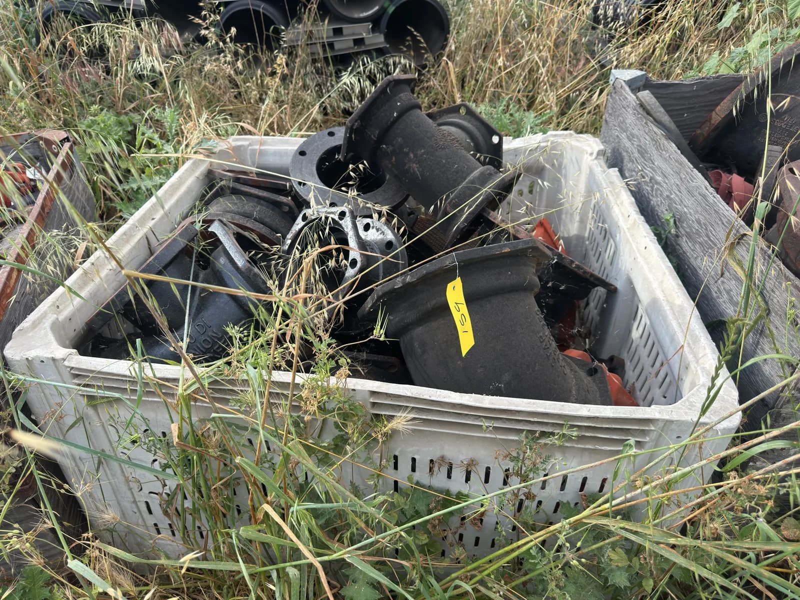 crate-of-assorted-industrial-iron-pipe-fittings-mnp6xsrz