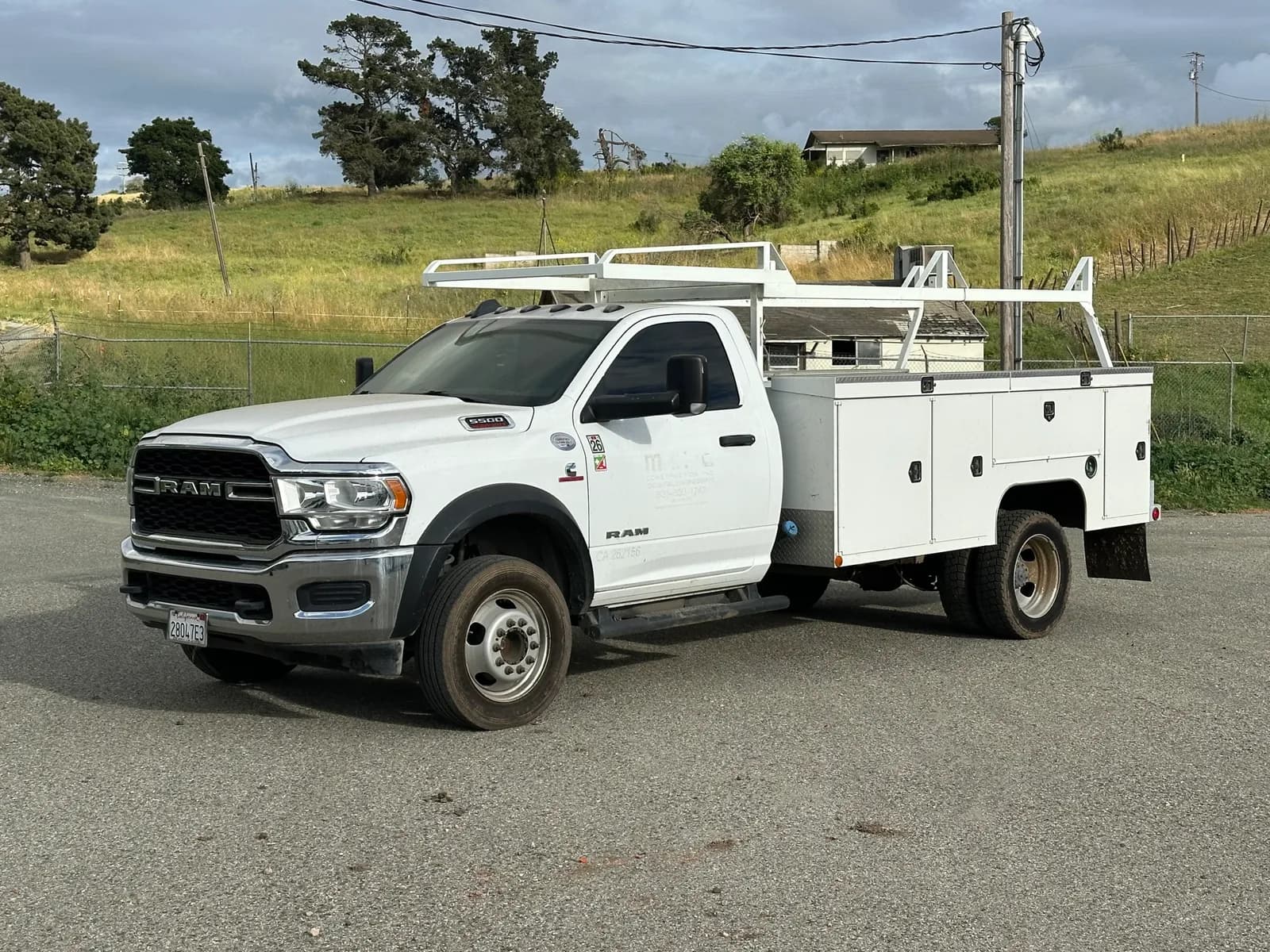 2020-ram-5500-heavy-duty-turbo-diesel-4x4-utility-truck-with-lumber-rack-mnp1n2zt