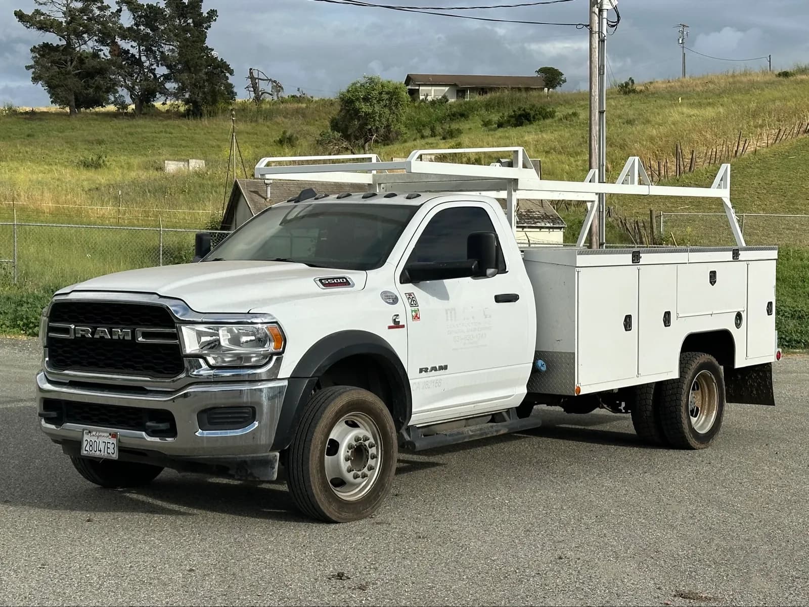 2020-ram-5500-heavy-duty-turbo-diesel-4x4-utility-truck-with-lumber-rack-mnp1n2zt