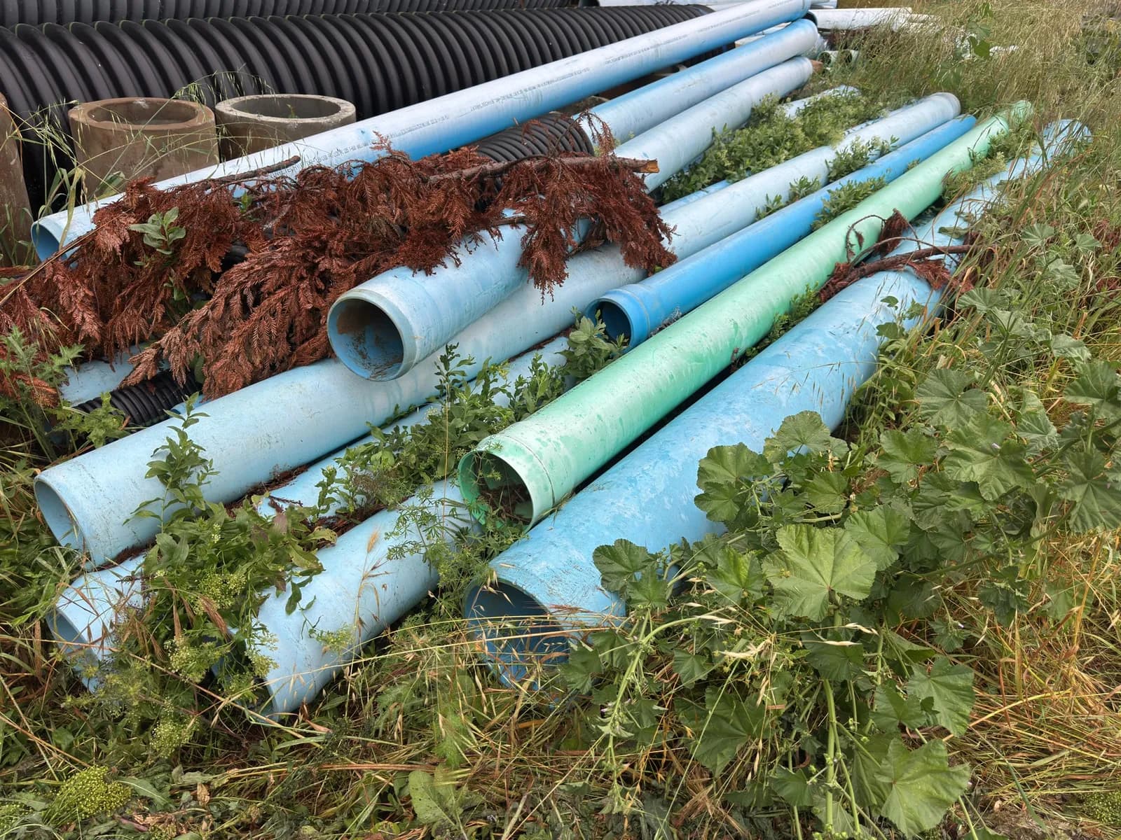 quantity-of-assorted-sized-pvc-pipes-mnp732u9