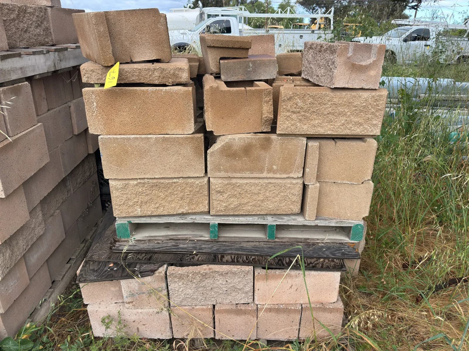 pallet-of-concrete-retaining-wall-blocks-mnp75qvo