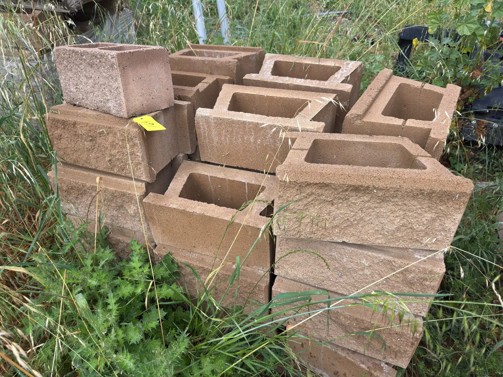 pallet-of-concrete-retaining-wall-blocks-mnp76c15