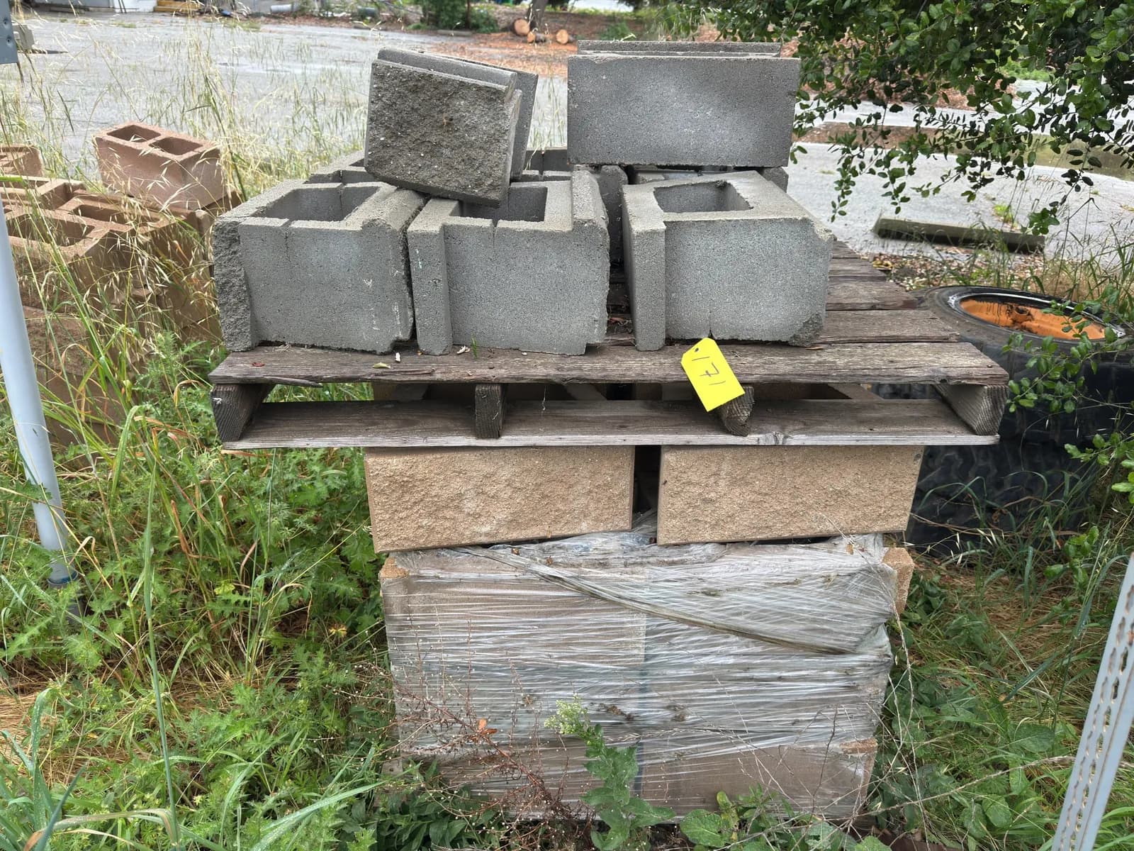 pallet-of-concrete-retaining-wall-blocks-mnp79fml