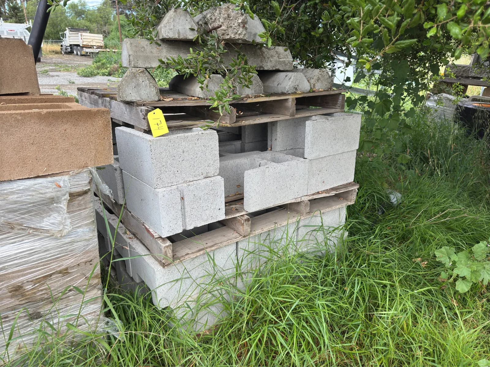 concrete-parking-stops-and-retaining-wall-blocks-mnp83i5t