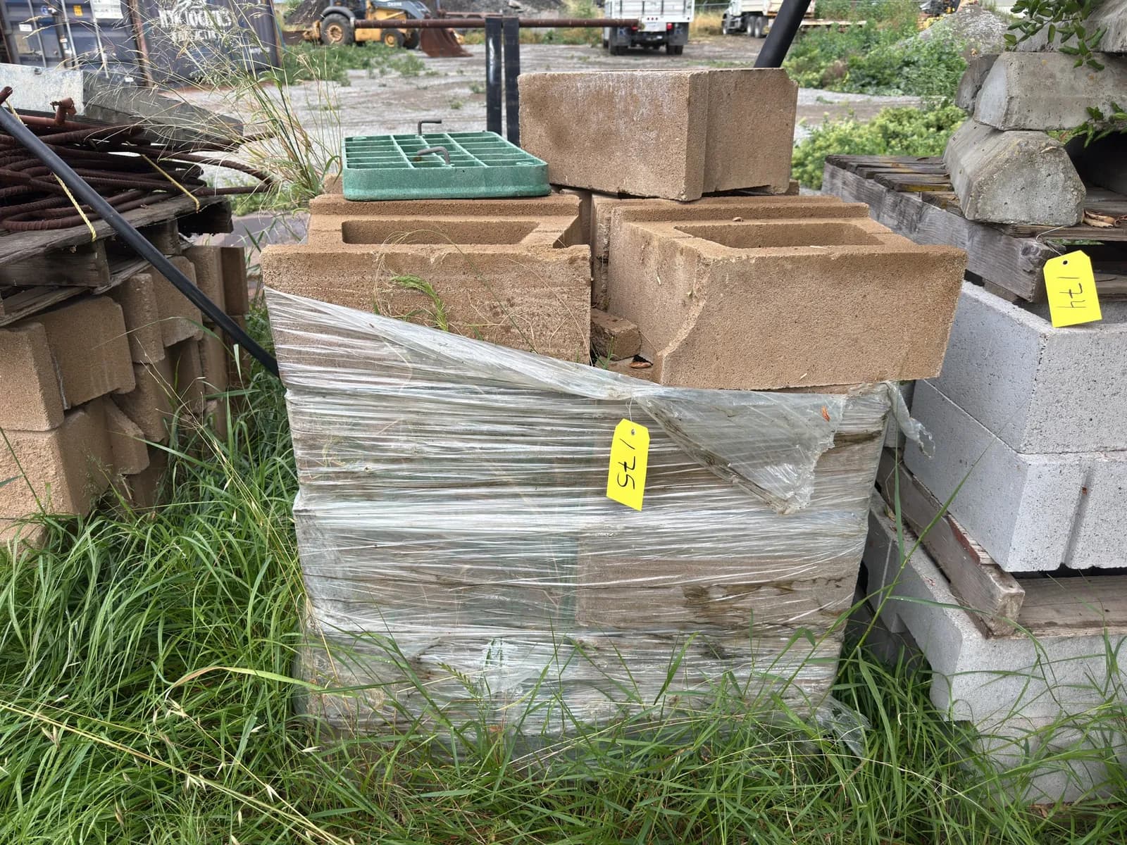 pallet-of-concrete-retaining-wall-blocks-mnp83tdw