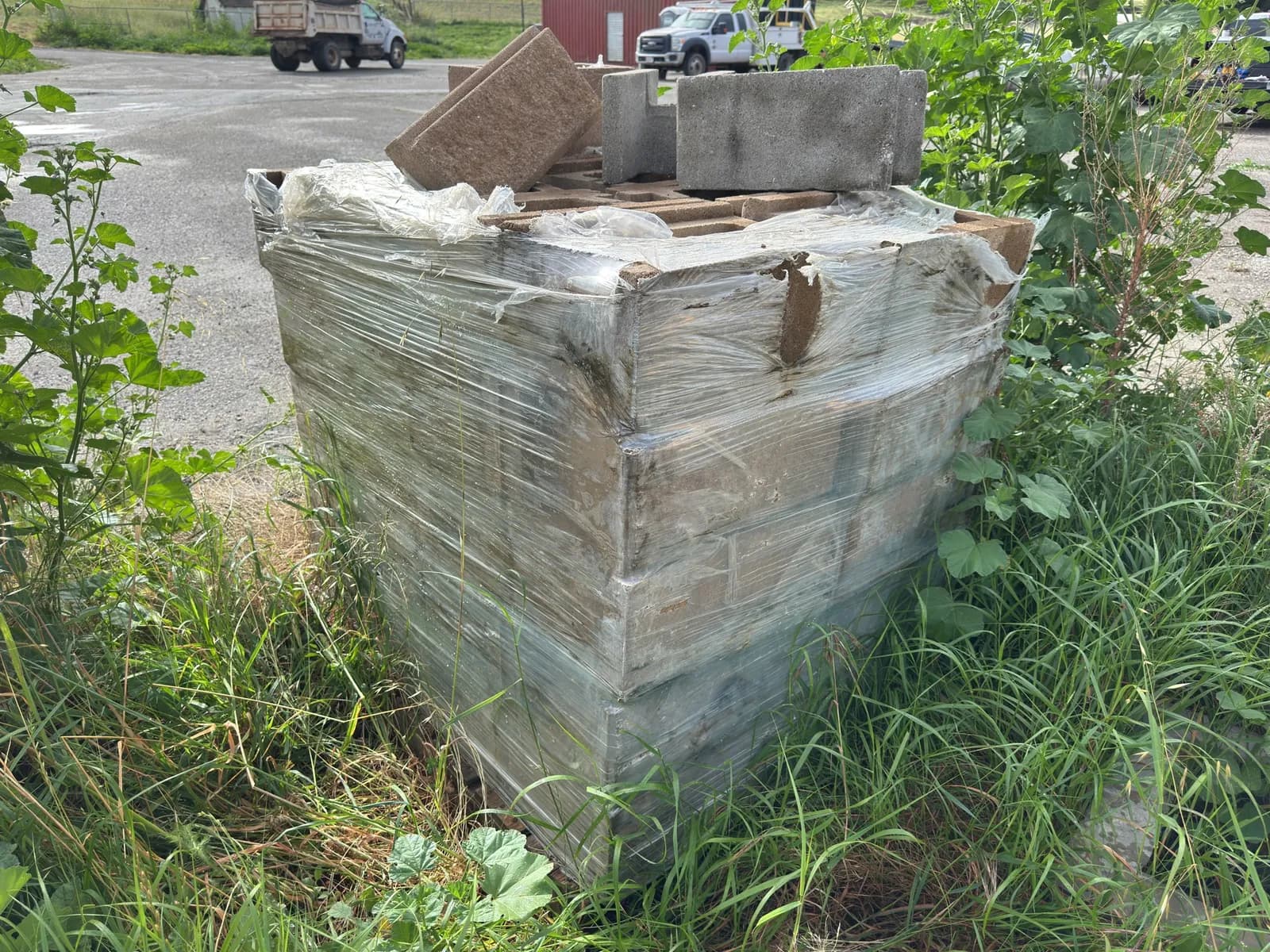 pallet-of-40-concrete-retaining-wall-blocks-mnp85szr