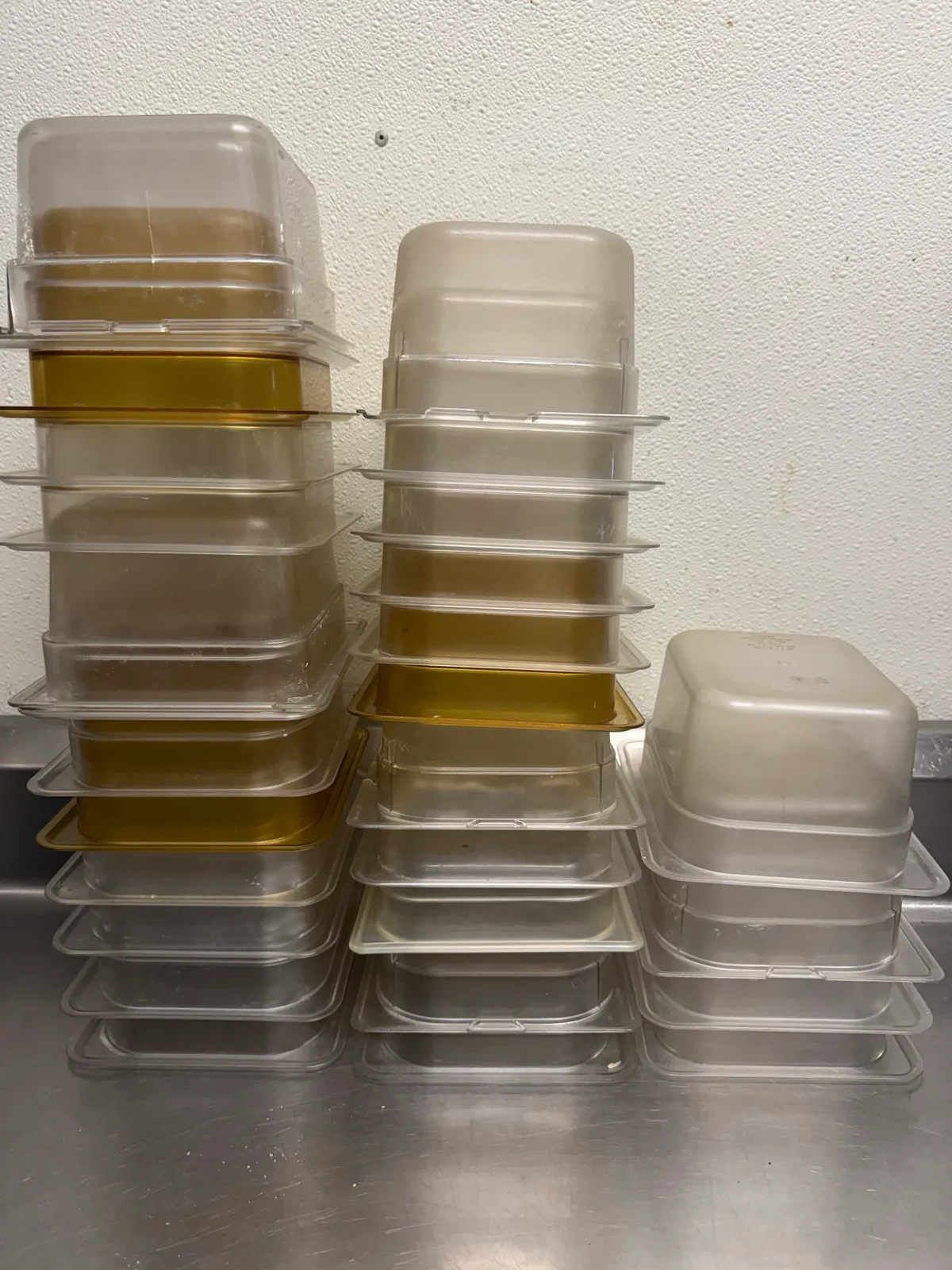 stack-of-clear-plastic-food-storage-containers-with-lids-a61f27