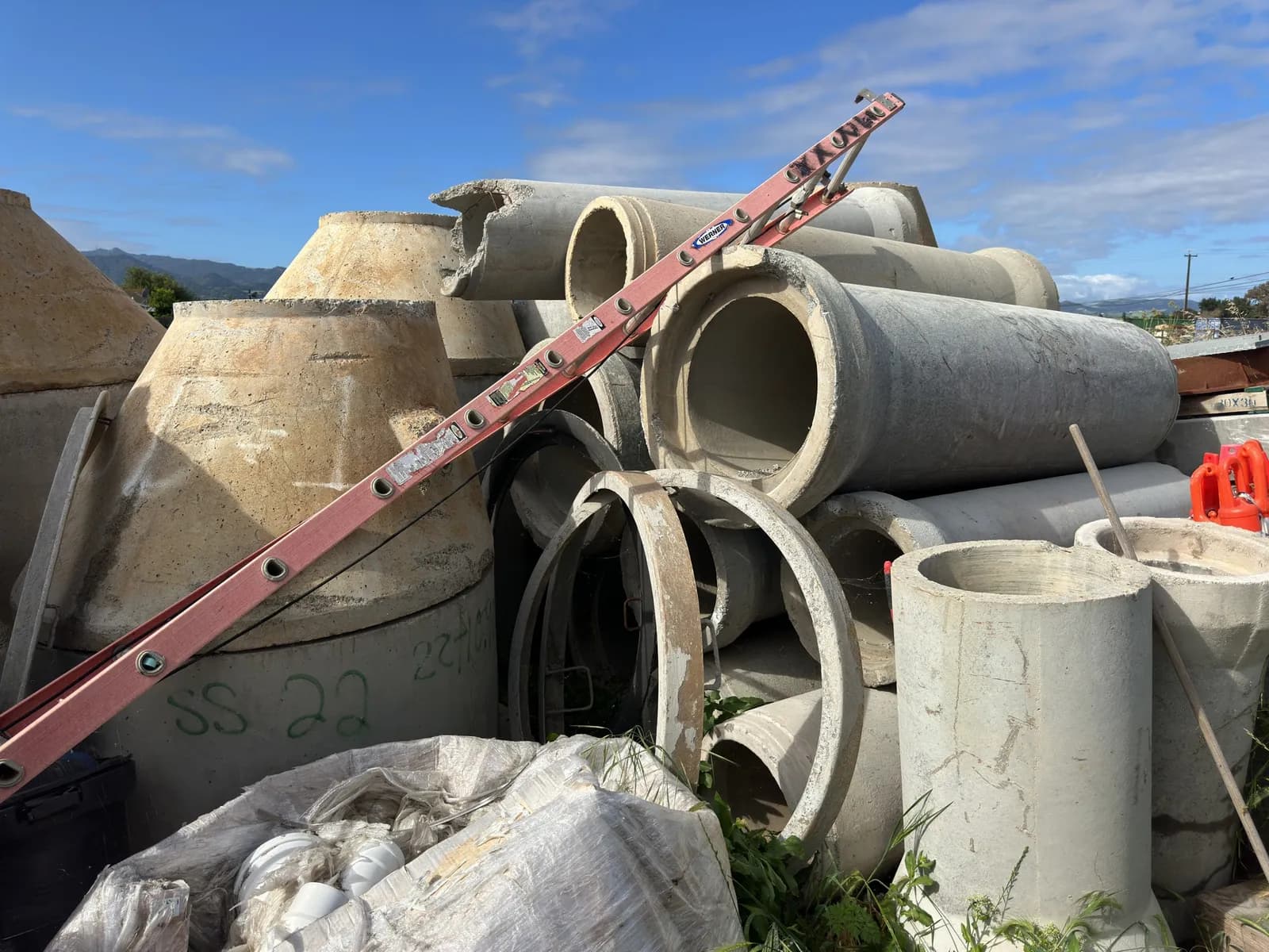 bulk-lot-of-concrete-pipes-f23412
