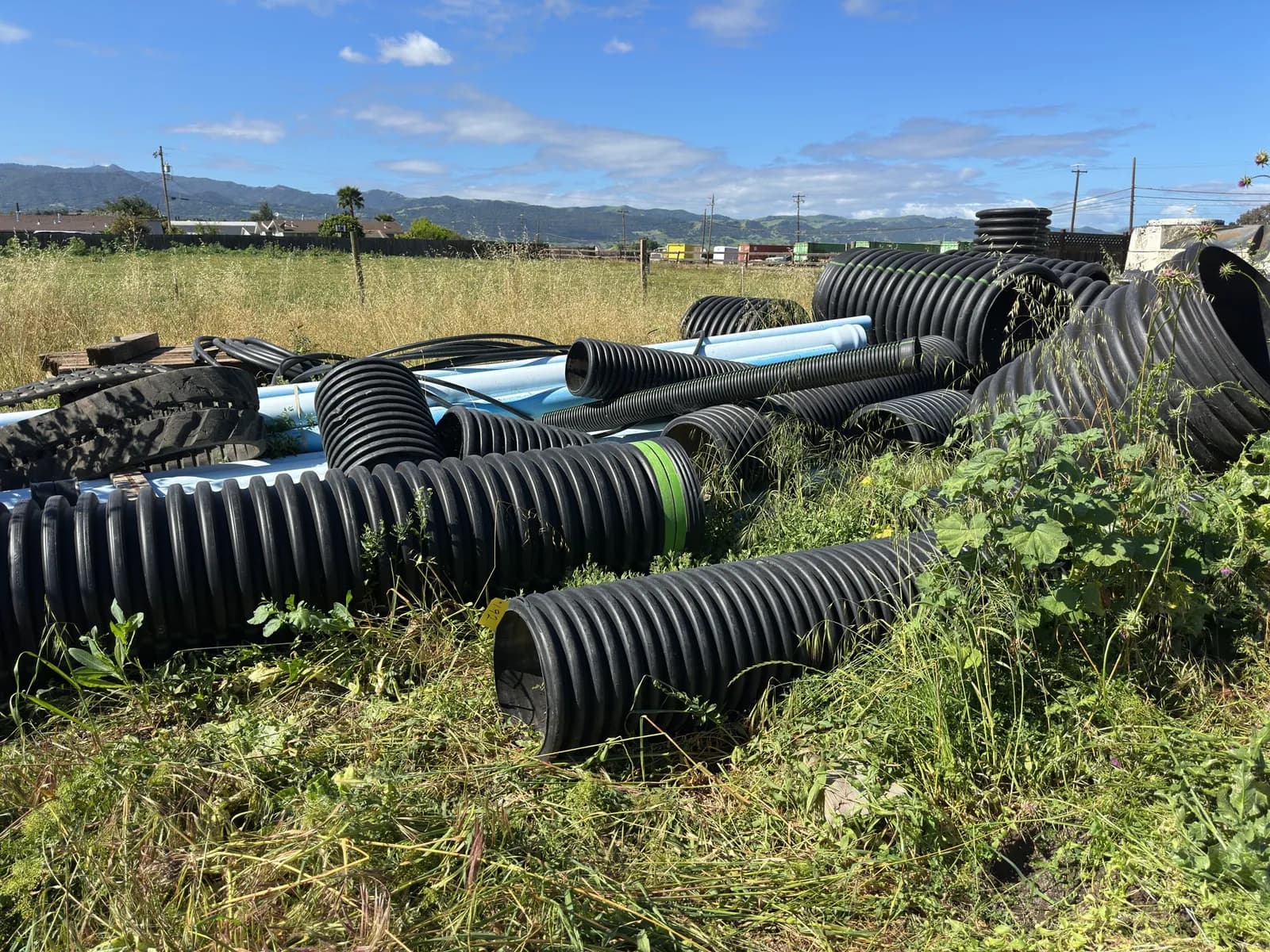 contents-of-section-bulk-lot-of-assorted-platic-pipes-and-corrugated-pipes-mnp880fz