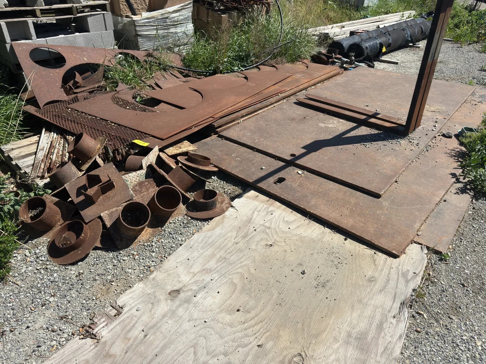 quantity-of-7-assorted-1-trench-plates-and-other-metal-forks-not-included-mo1oolek