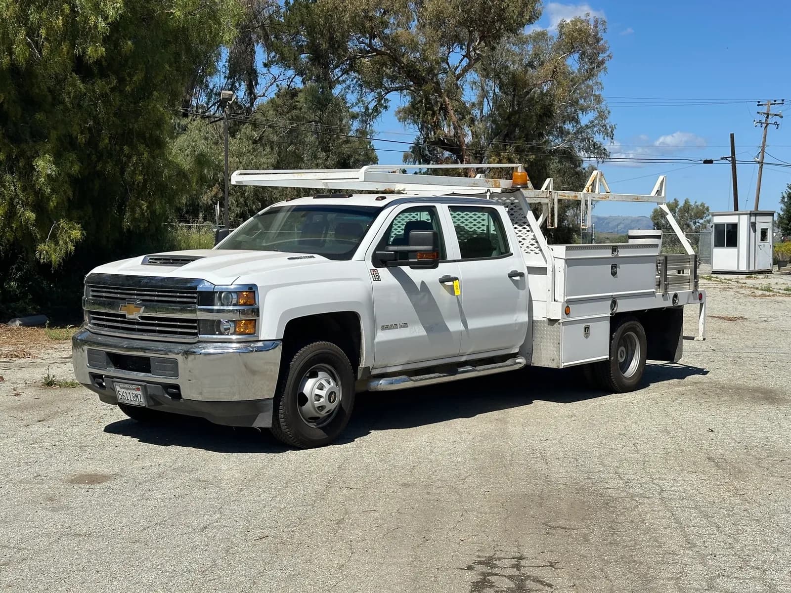 2018-chevrolet-3500hd-duramax-turbo-diesel-utility-truck-with-lumber-rack-mnp1j8cj