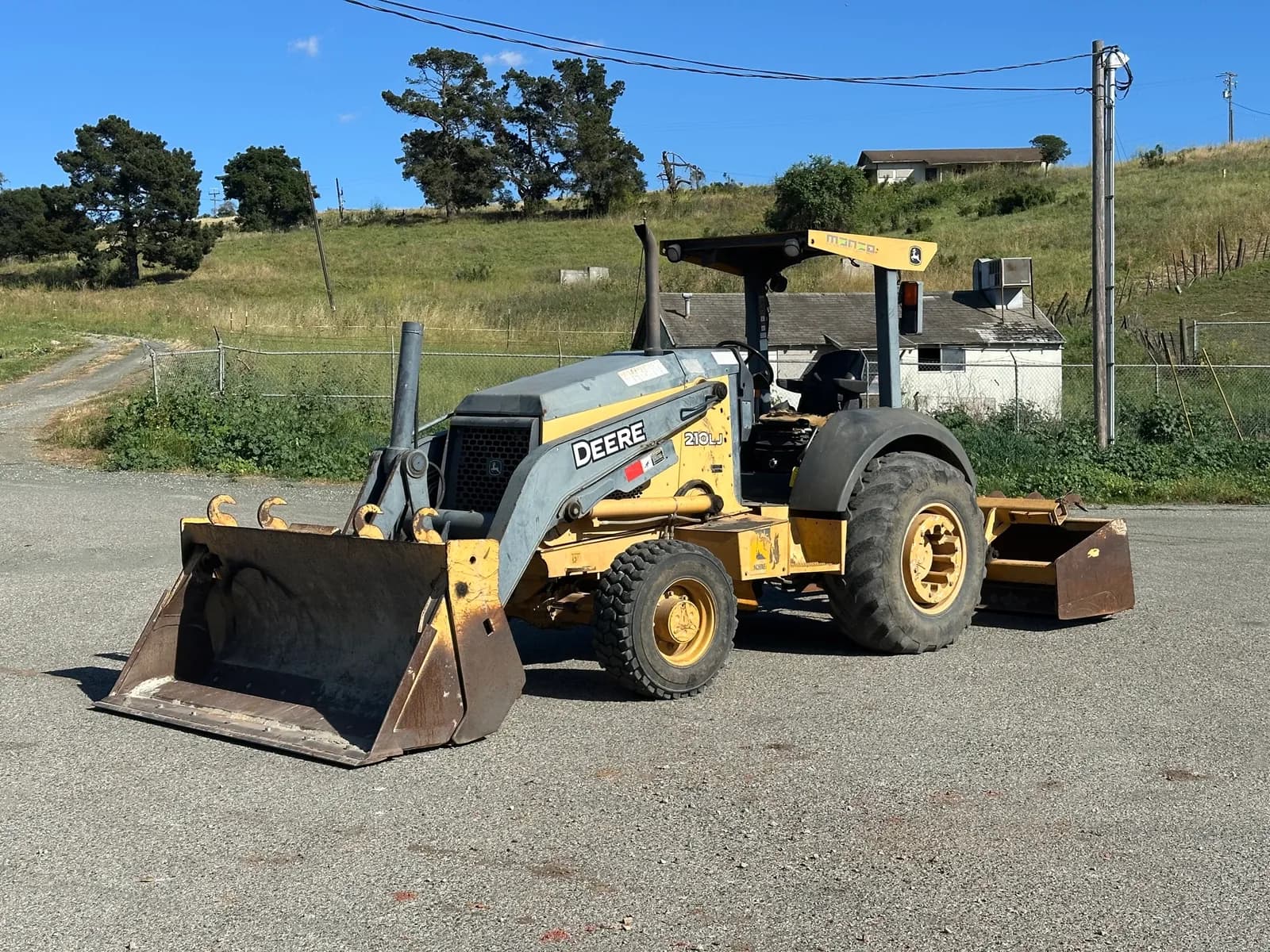 john-deere-210lj-landscape-loader-with-boxblade-mnp37uoq