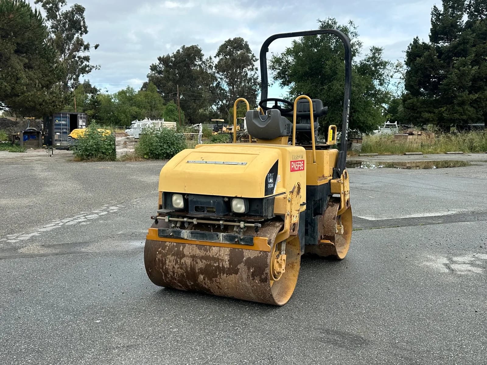 caterpillar-cb224e-vibratory-double-47-smooth-drum-roller-mnp5q4dl