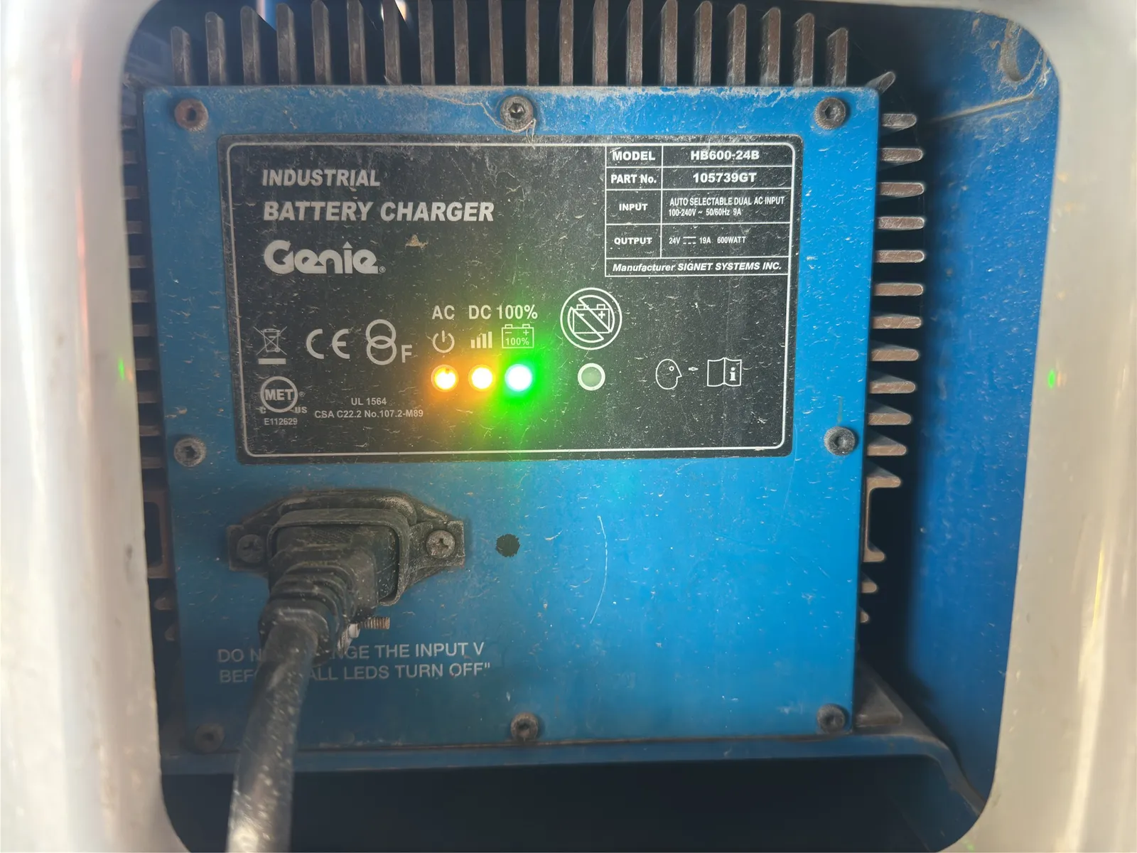 2016-genie-gr-12-vertical-mast-lift-mnlu5vn2