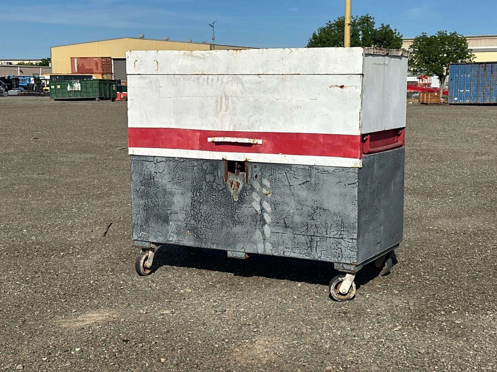 heavy-duty-job-box-on-casters-mnlu5vn7