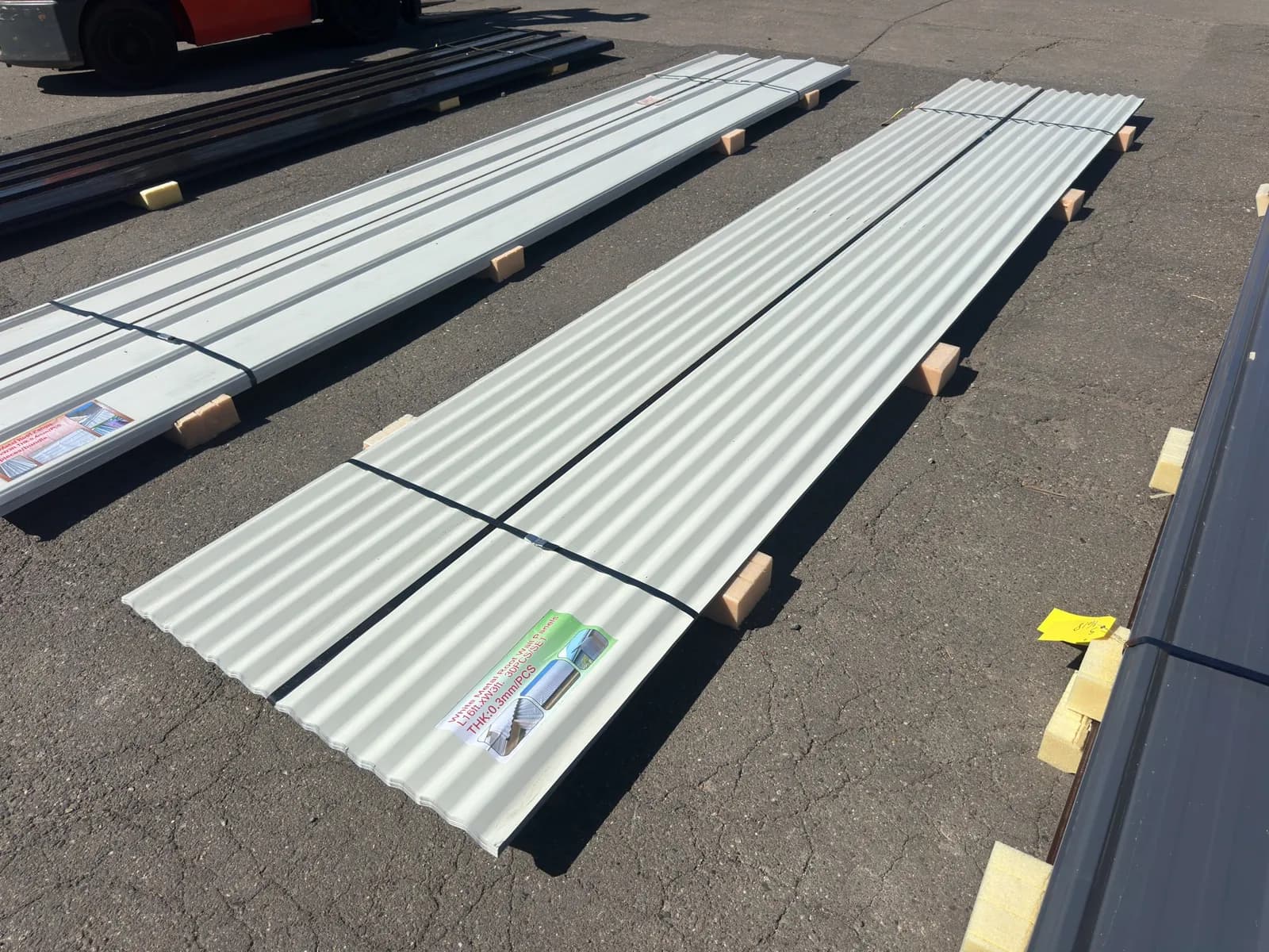 30-white-metal-roof-panels-16x3x03mm-unused-mnqyufqa