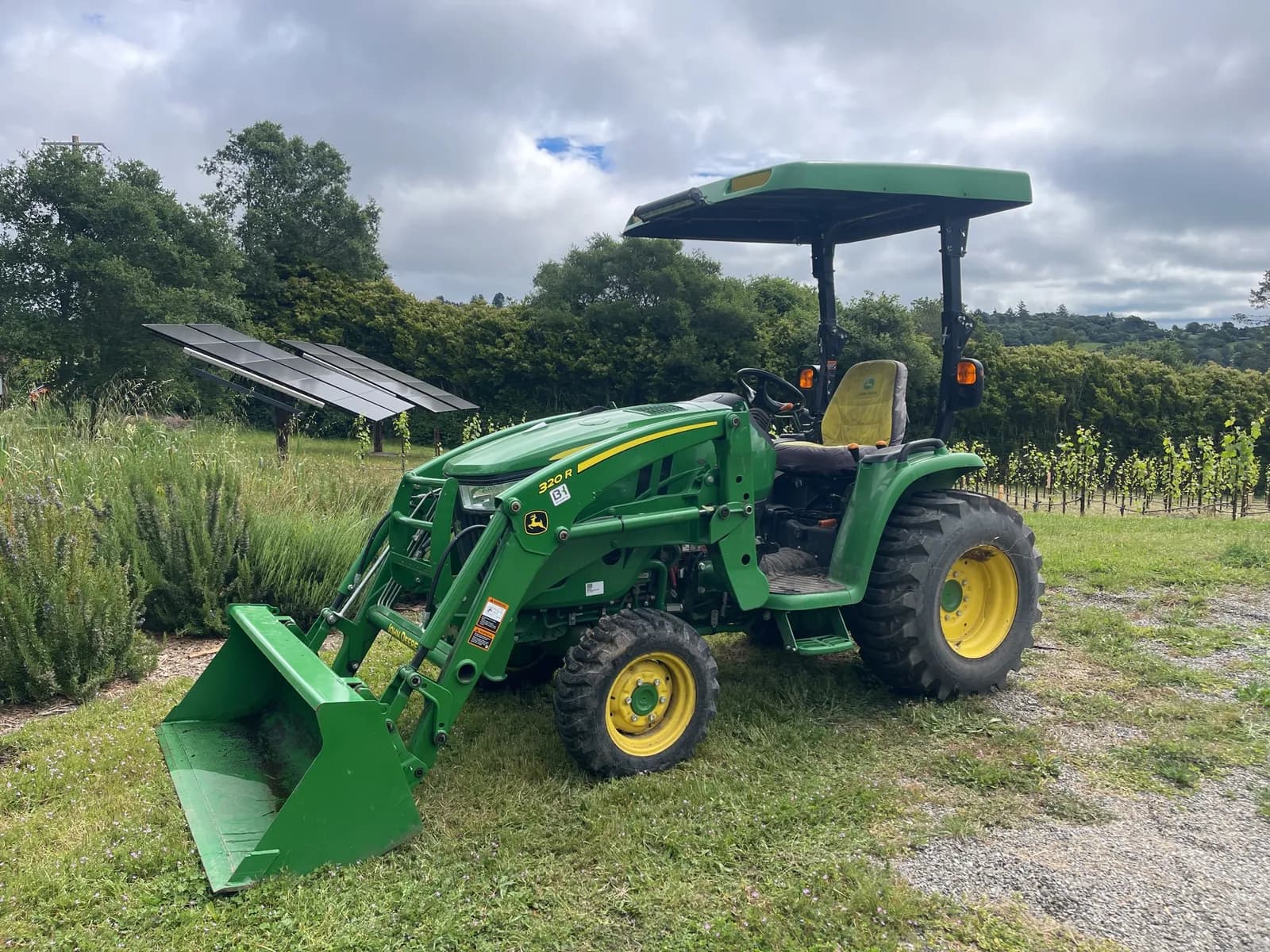 john-deer-3039r-tractor-with-320r-loader-attachment-mnte8795