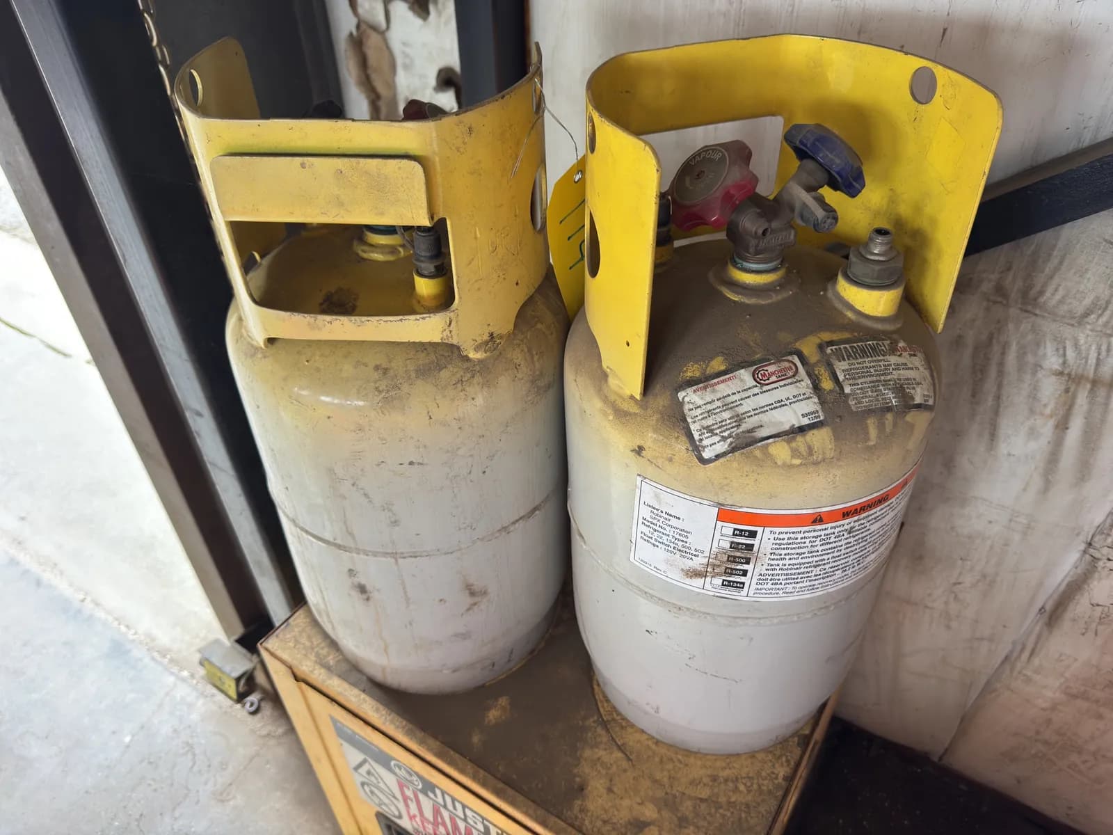 2-refrigerant-tanks-c13705