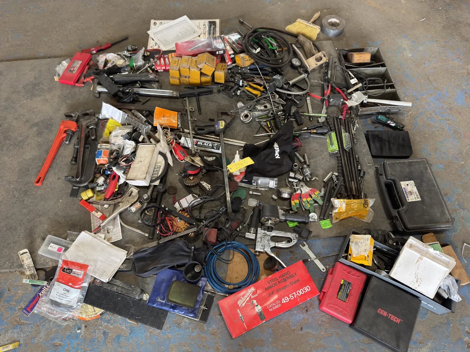 bulk-lot-assorted-hand-tools-power-tools-and-more-mo99x8q3