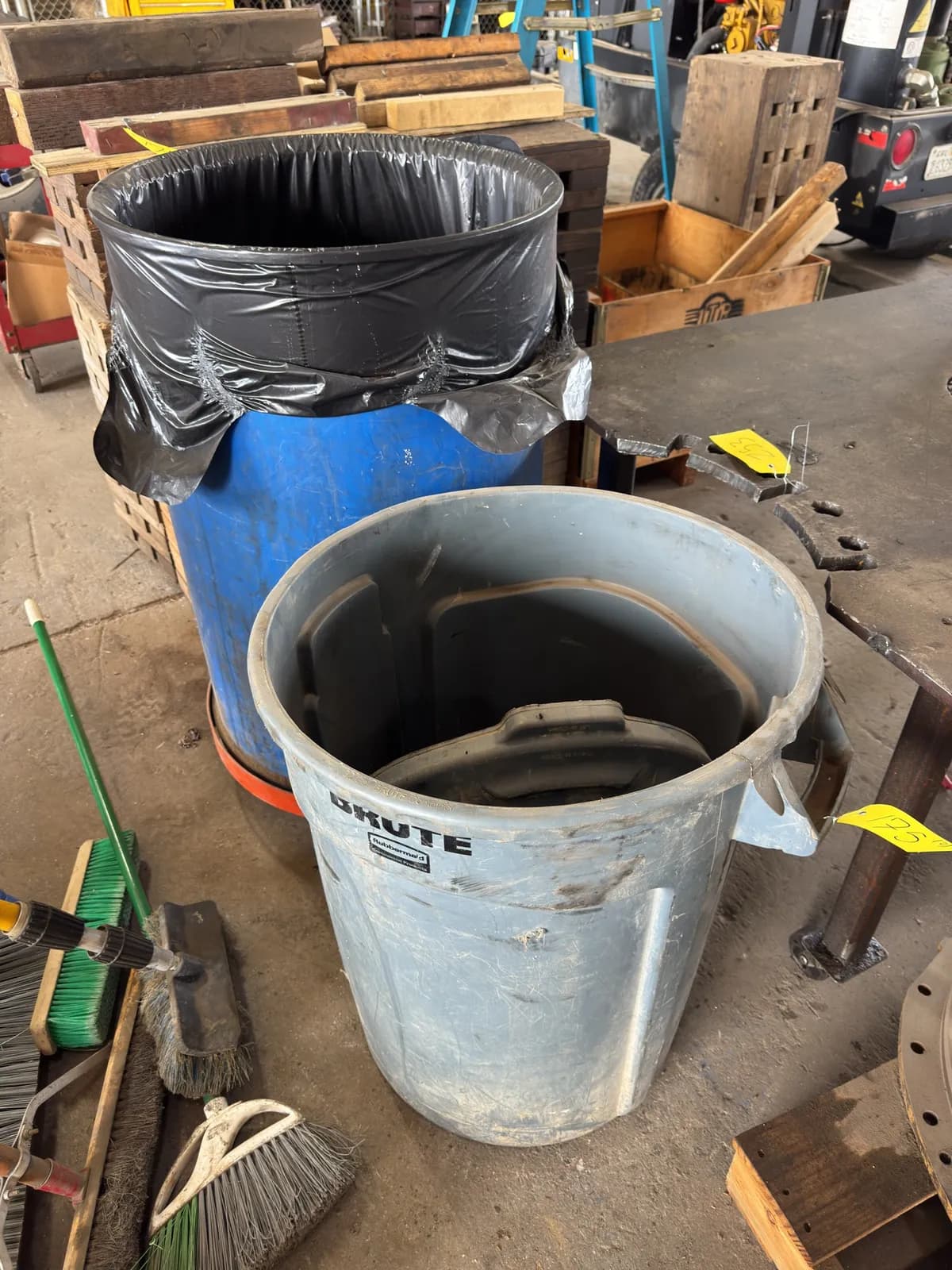 2-trash-cans-805ac2