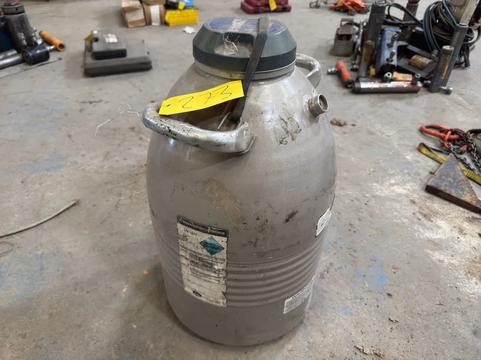 liquid-nitrogen-tank-2ecb70