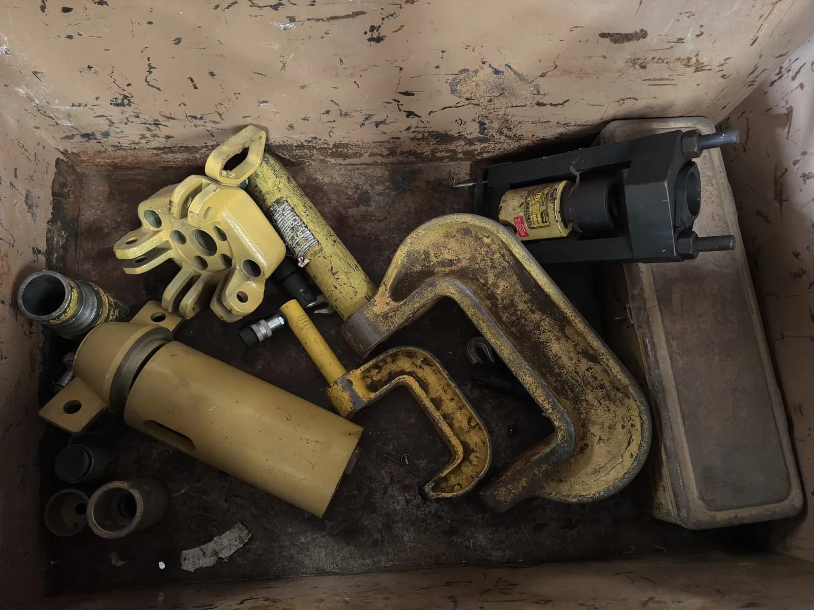 contents-of-knack-box-hydraulic-clamp-heavy-duty-4-jaw-puller-frame-and-more-4e5a3d