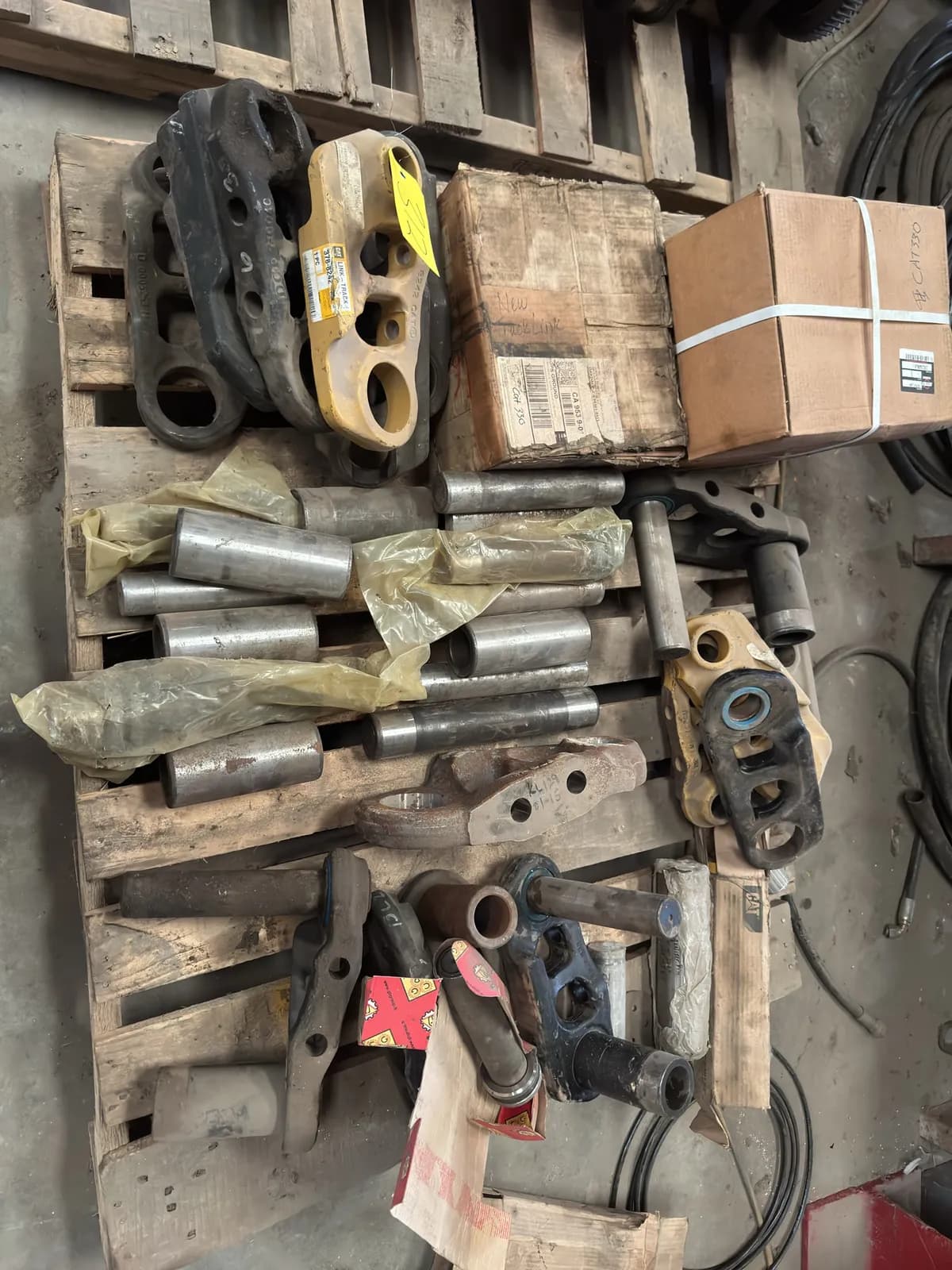 contents-of-pallet-heavy-duty-cat-track-and-link-parts-bc90c5