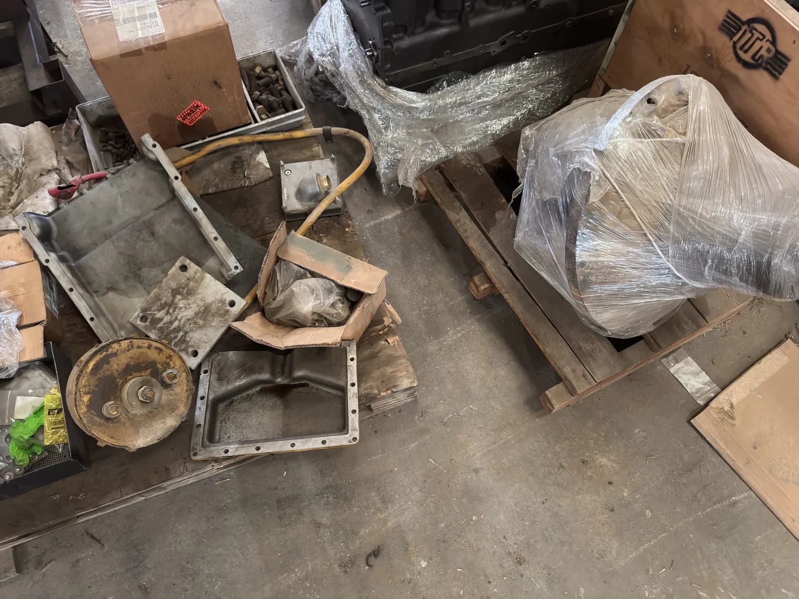 contents-of-2-pallets-assorted-cat-parts-ae9b45