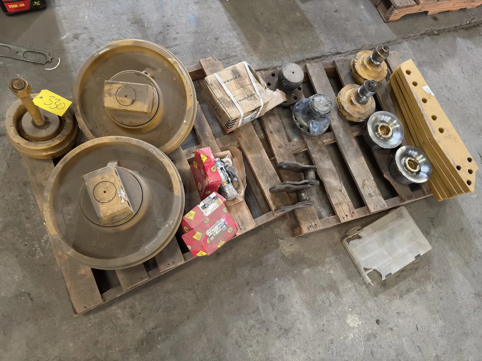 contents-of-2-pallets-assorted-cat-engine-parts-5aef77