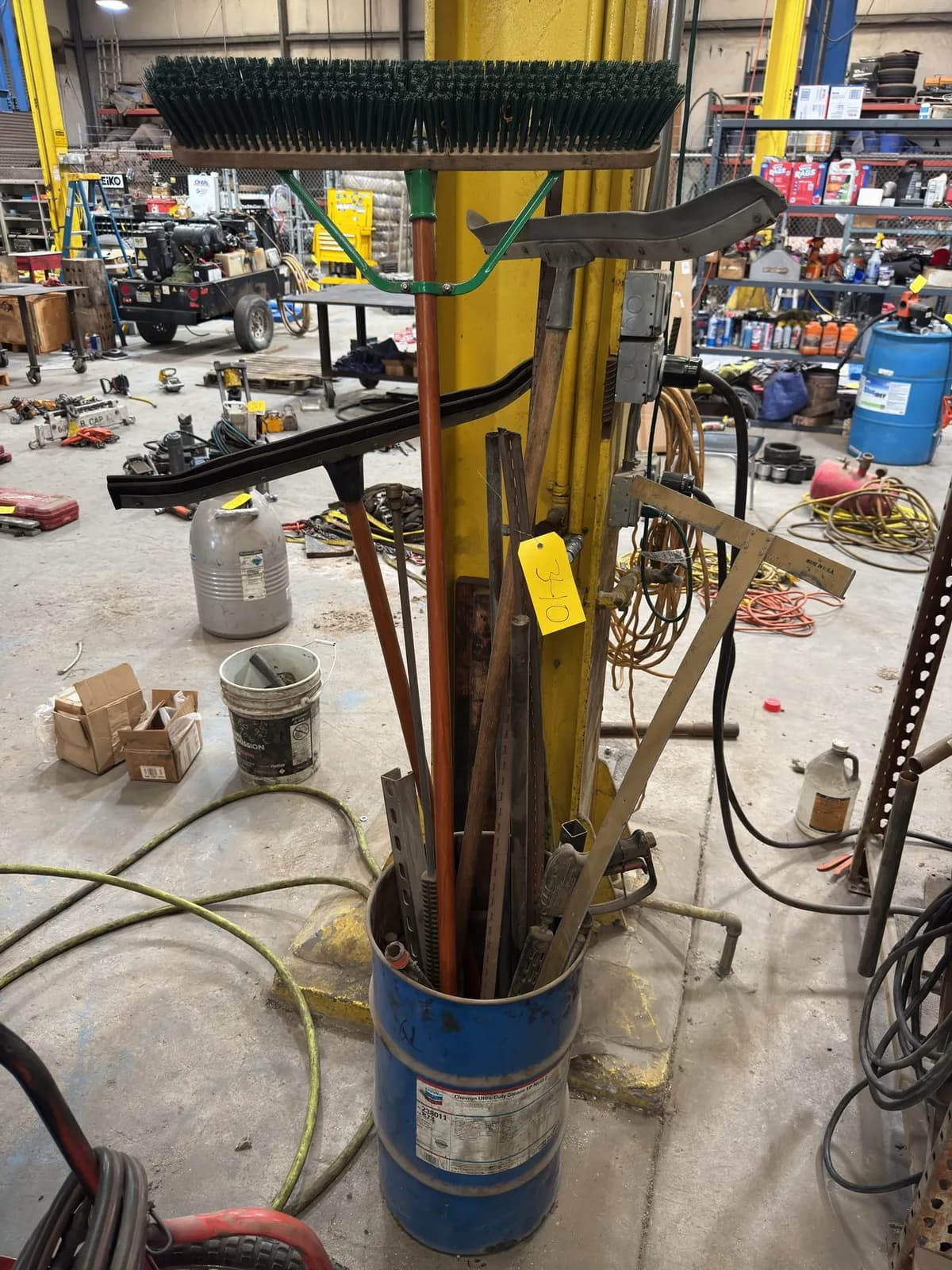 barrel-with-assorted-brooms-pressure-washing-gun-and-more-ffdd4e