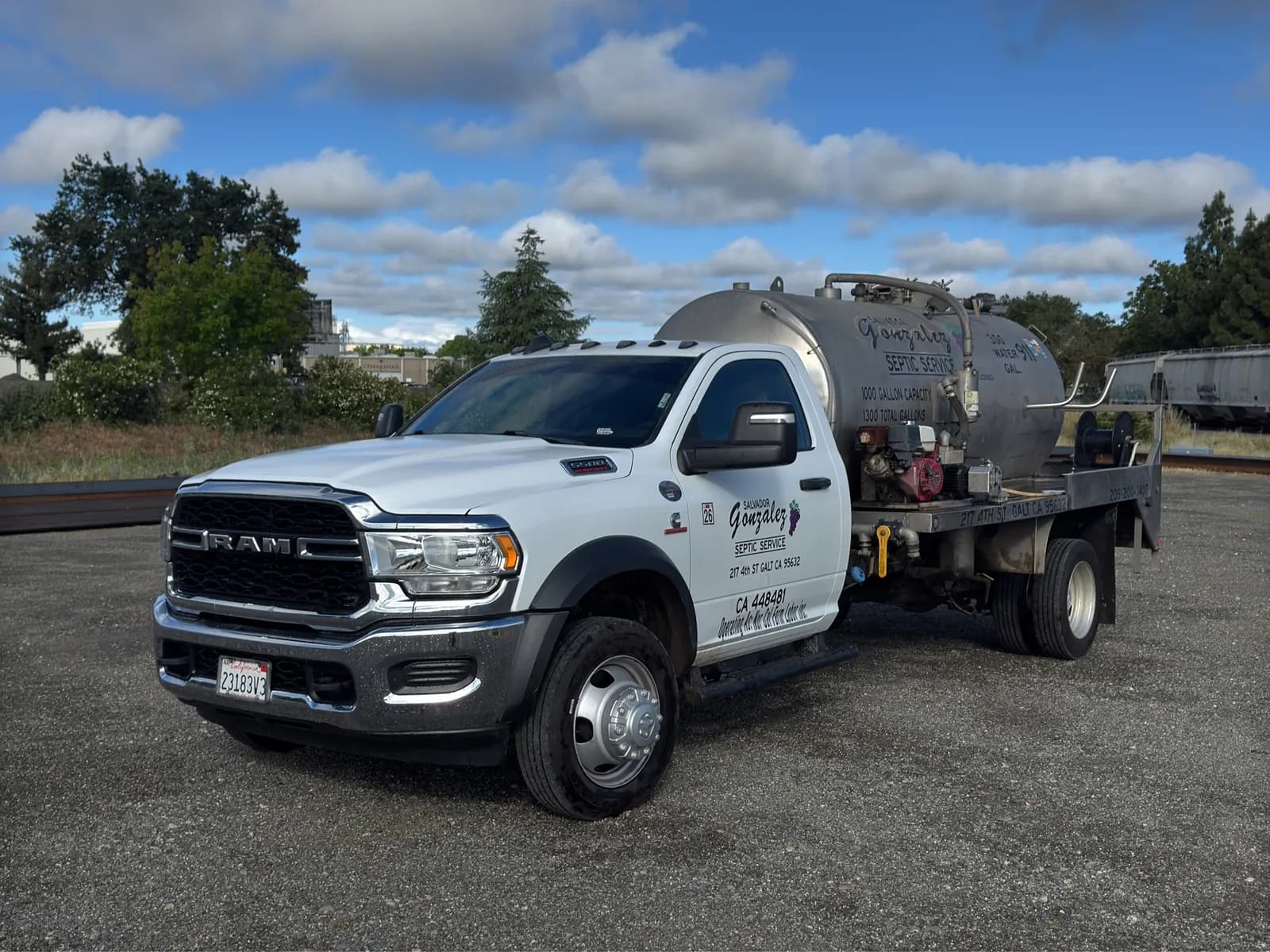 2023-ram-5500-1300-gallon-septic-service-truck-mnxpcleh