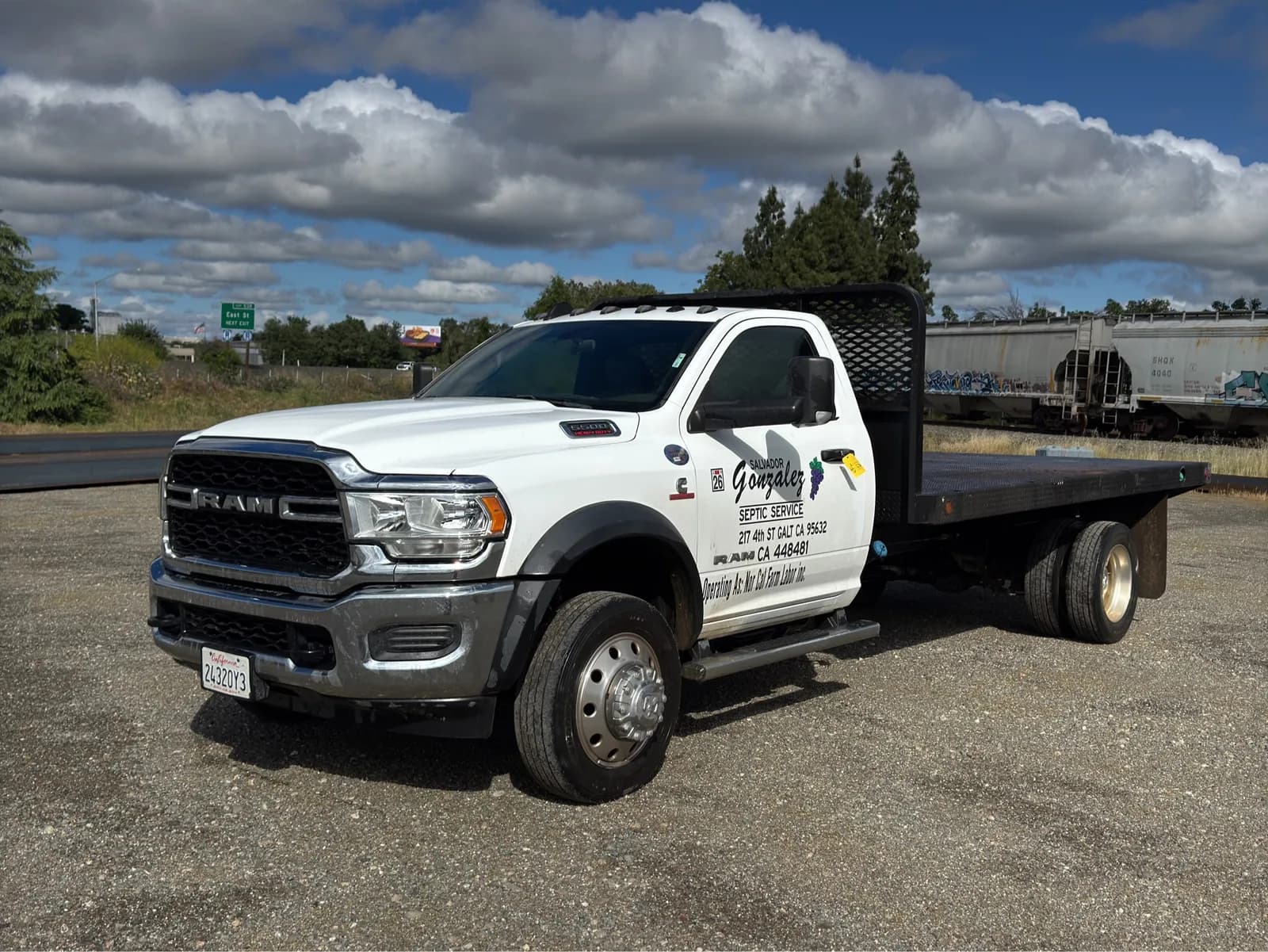 2022-ram-5500-flatbed-truck-mnxpas2e