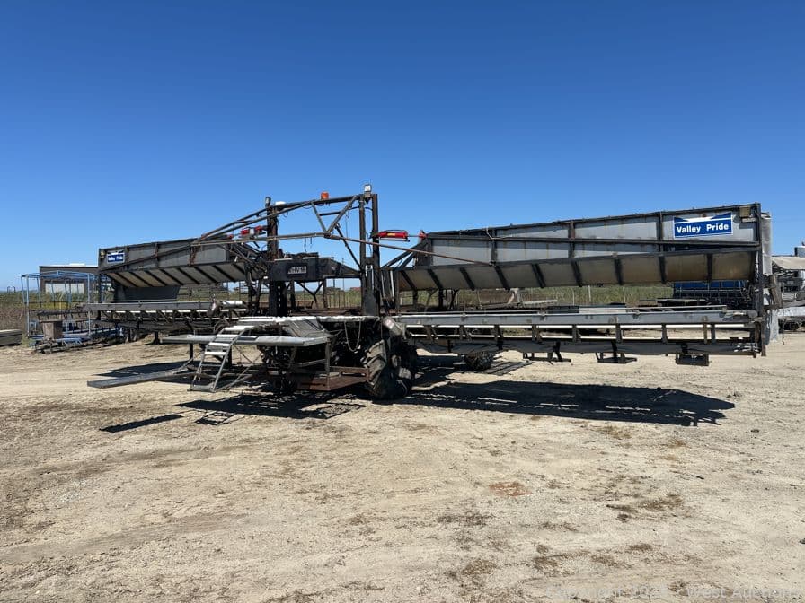 1998-valley-fab-8-station-lettuce-machine-harvester-with-double-conveyor-arms-and-4-chain-deck-for-cartons-mnzeebi9