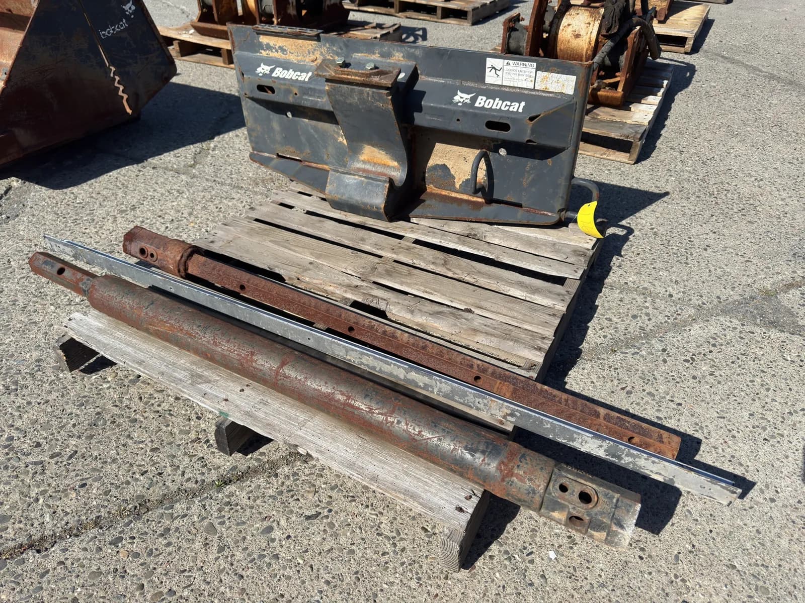 contents-of-pallet-bobcat-quick-attach-plate-auger-extension-and-more-mpcxg6sr