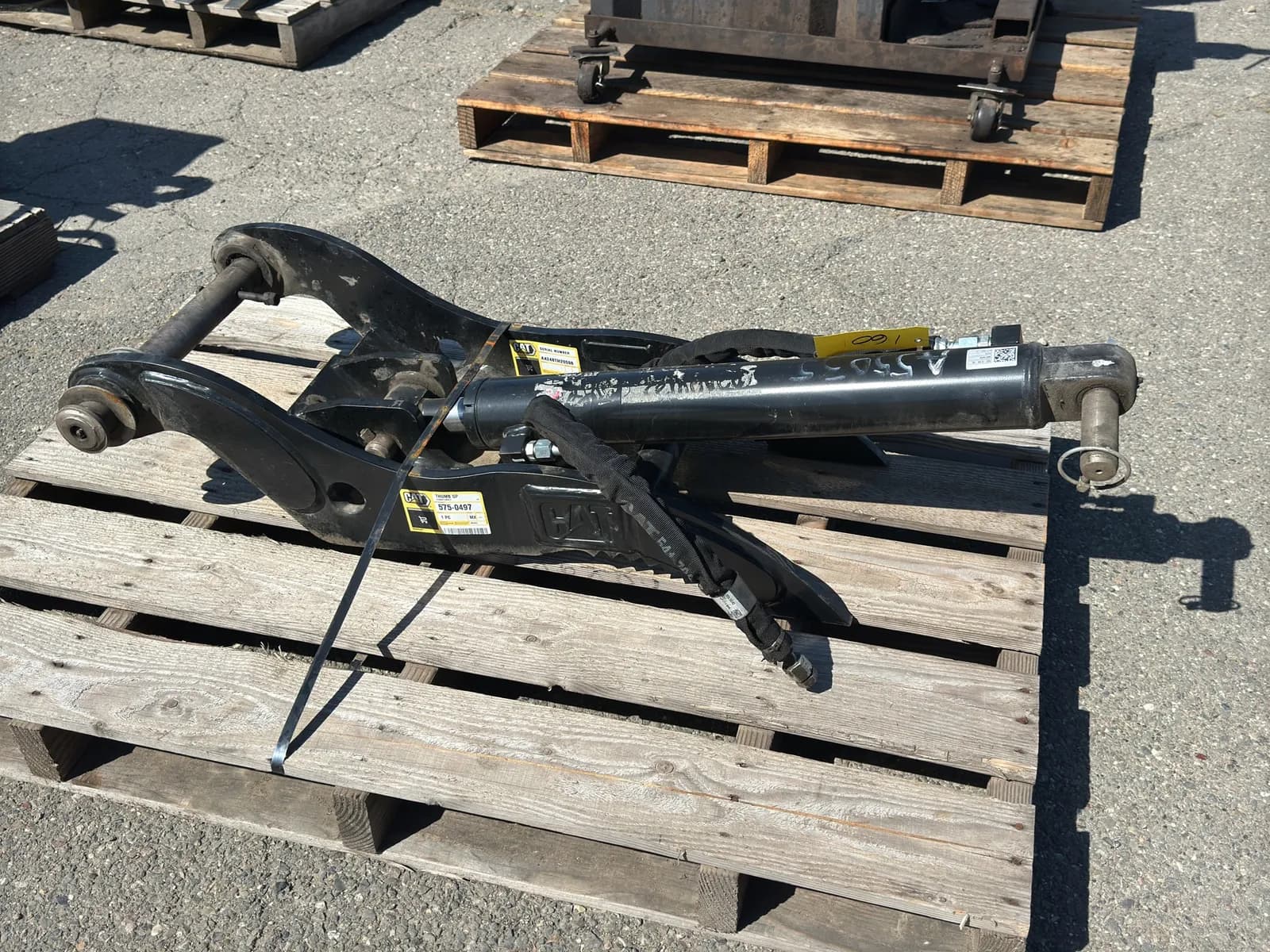 cat-hydraulic-excavator-thumb-attachment-mpcy9lv2