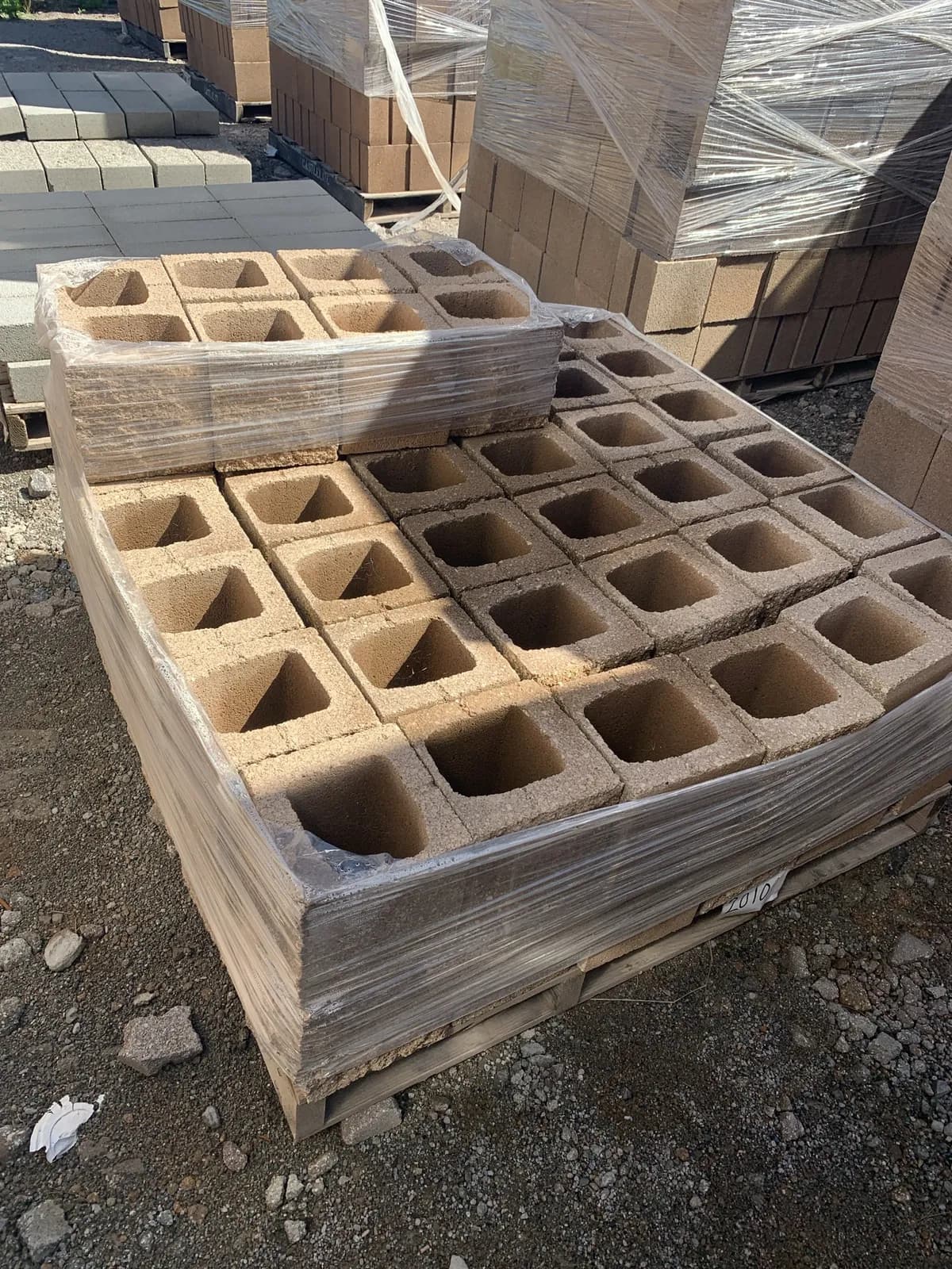 05-pallet-of-8x8x8-split-one-side-standard-half-tan-f88911