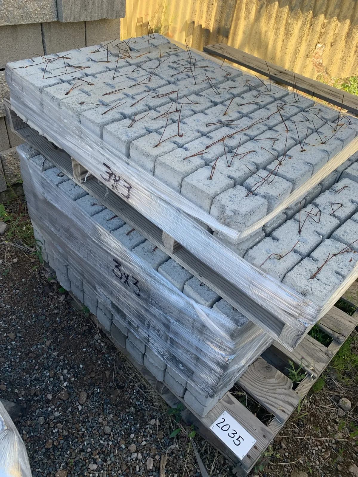 125-pallets-3x3-dobie-with-wire-3bd819