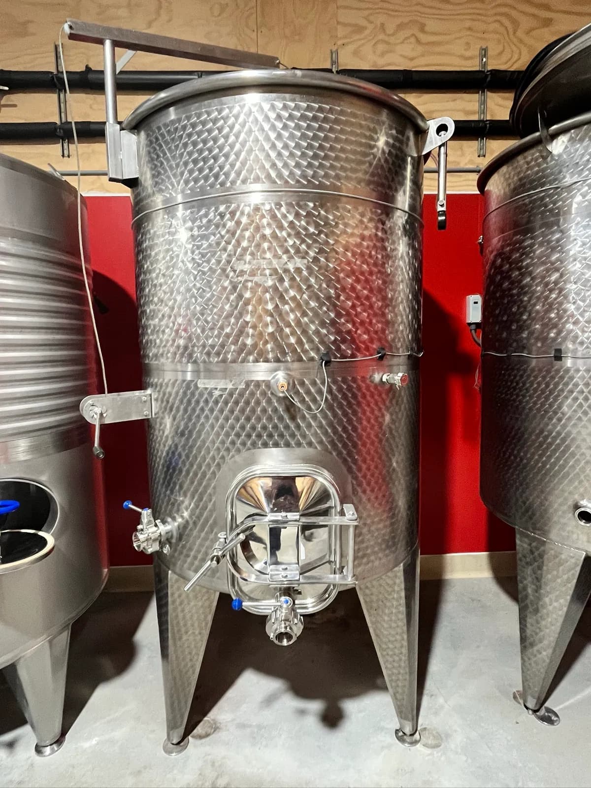 wine-tank-1500-liters-jacketed-variable-capacity-11e604