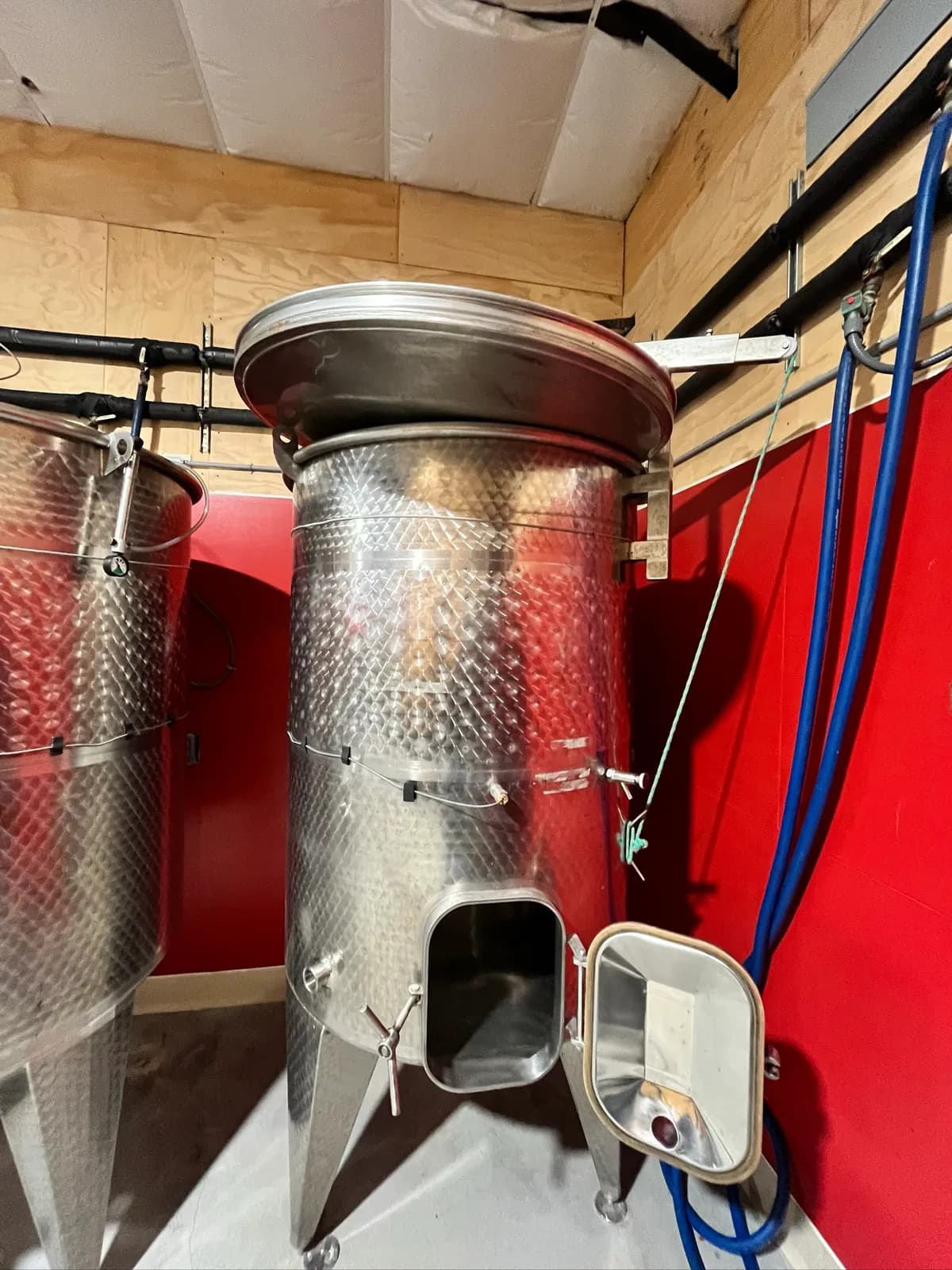 wine-tank-1500-liters-jacketed-variable-capacity-103-1777061161397-modcbzqt