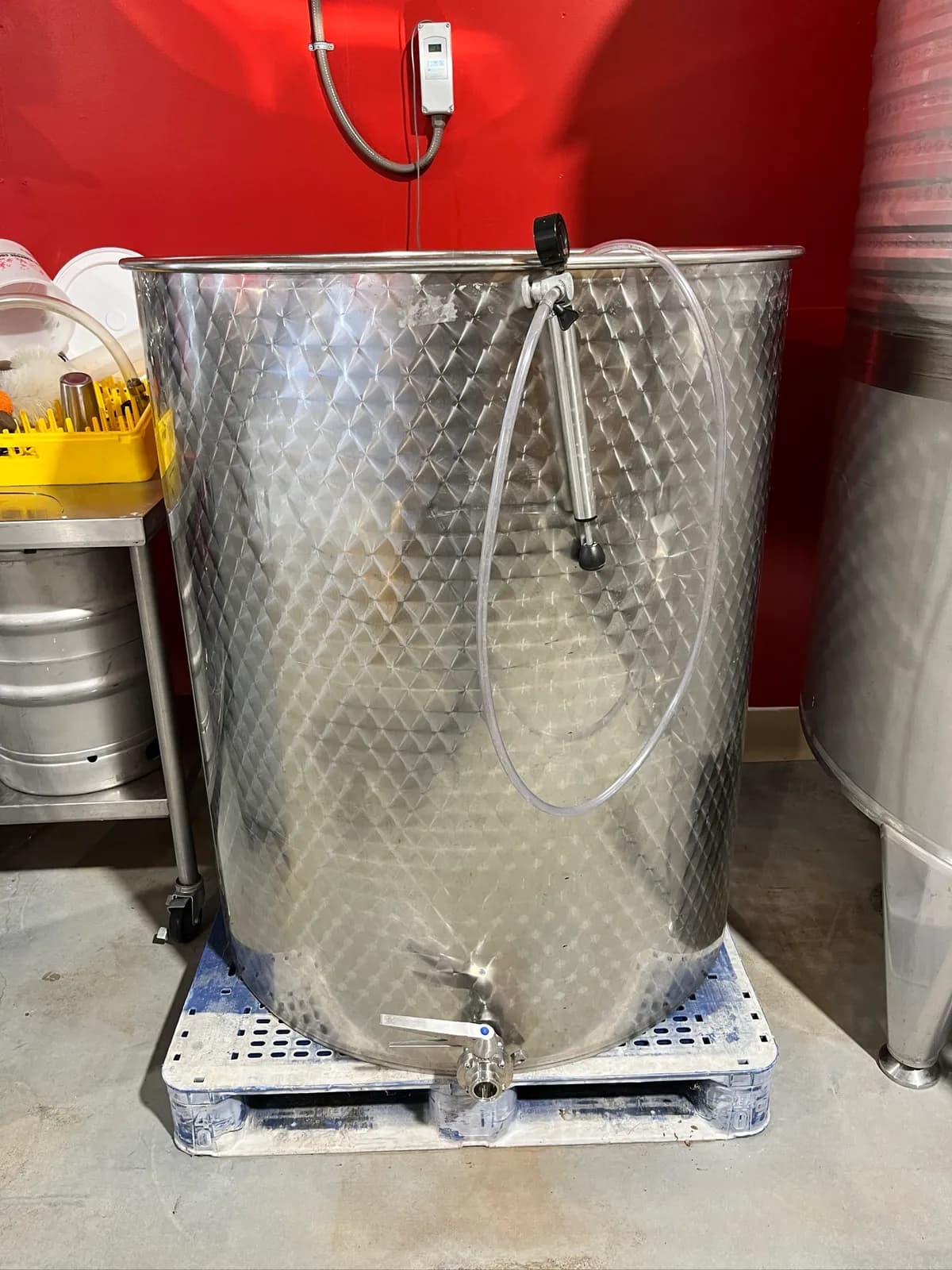 wine-tank-1000l-variable-capacity-flat-bottom-minox-0104-1777062158300-modcxcyl