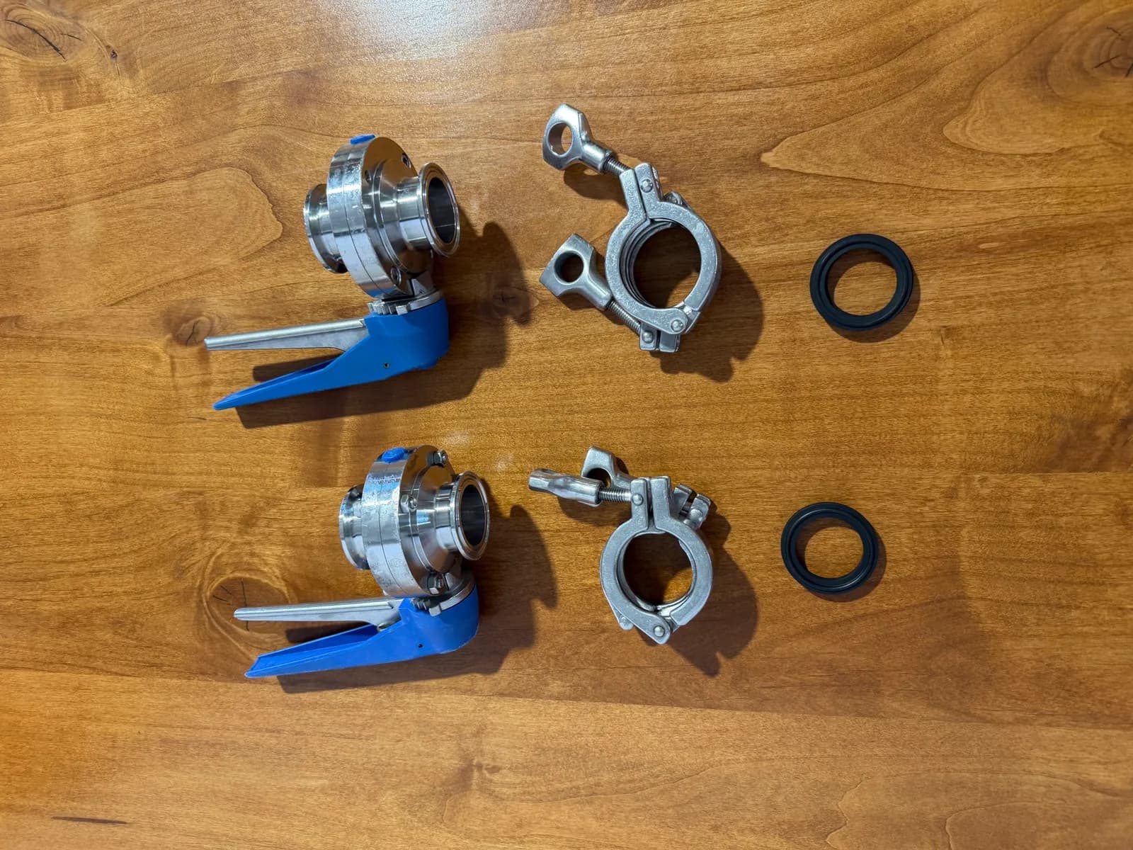 set-of-2-stainless-sanitary-butterfly-valve-w-tri-clamps-gaskets-15-blue-handle-lot-1-mon7sfq3