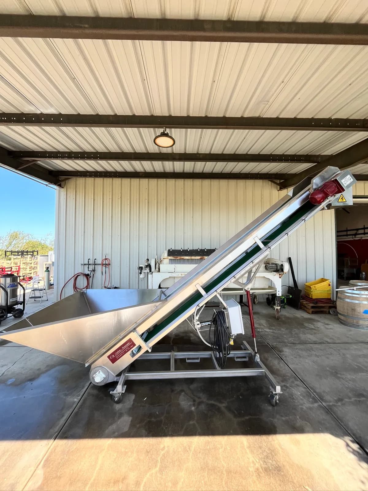carlsen-incline-grape-conveyor-with-hopper-variable-speed-modjc1ne